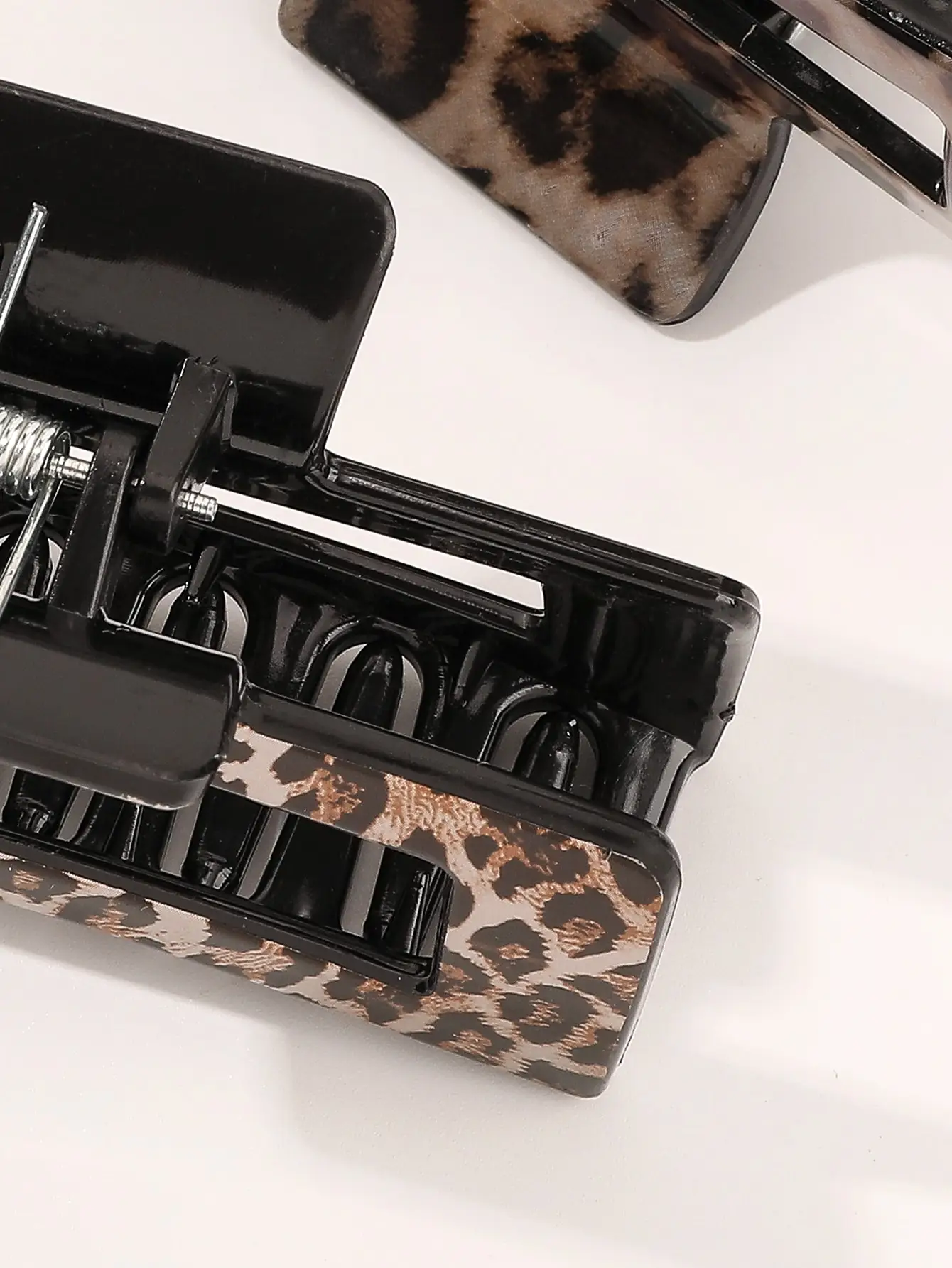 3Pcs Leopard Print Design Hair Claw Clips,3.5Inch Hair Jaw Clips,Fashion Vintage Hair Accessories for Women Girls