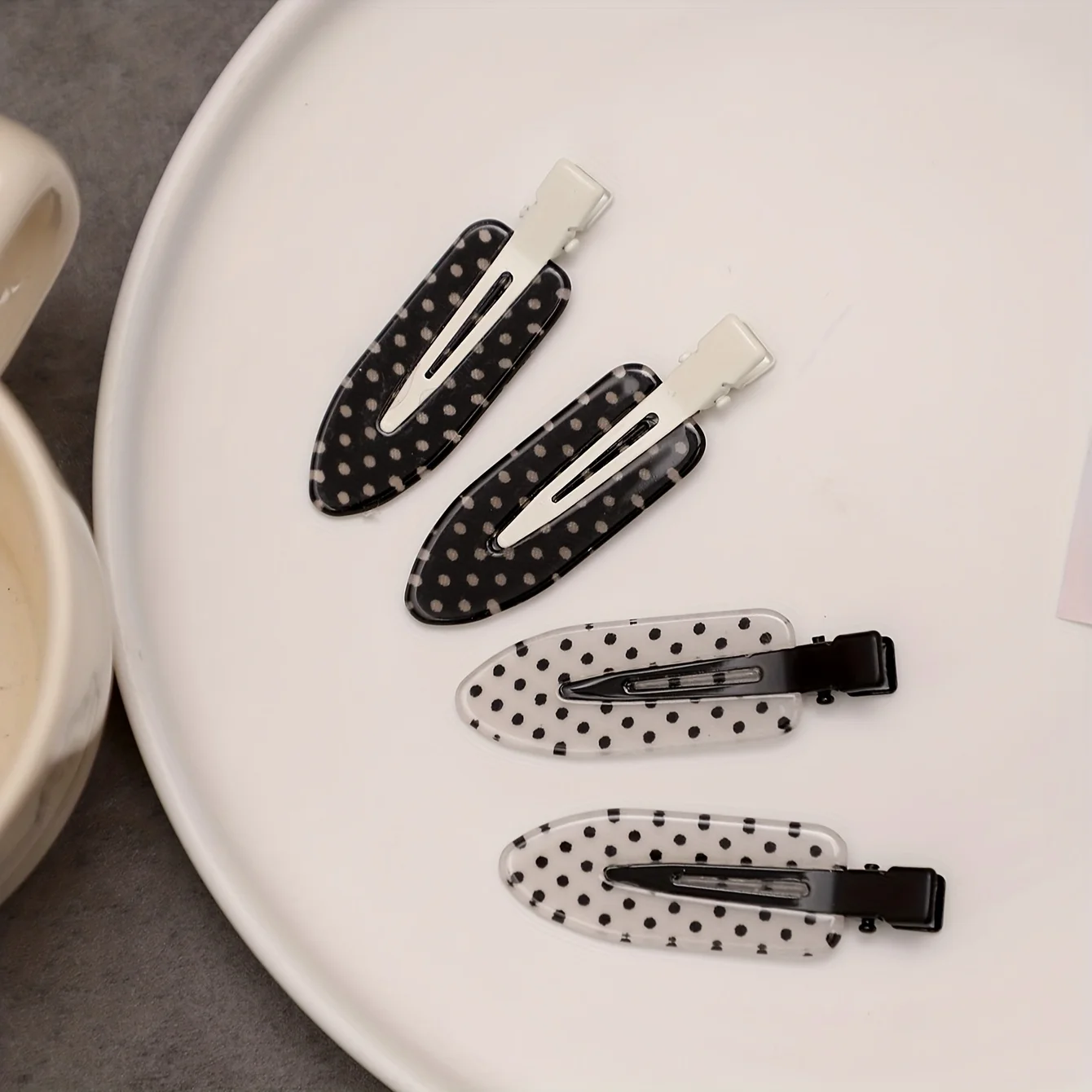 4 Pieces/Black and White Acetic Acid Traceless Hair Clip Acrylic Duckbill Clip Sweet Bangs Hair Clip Hair Clip