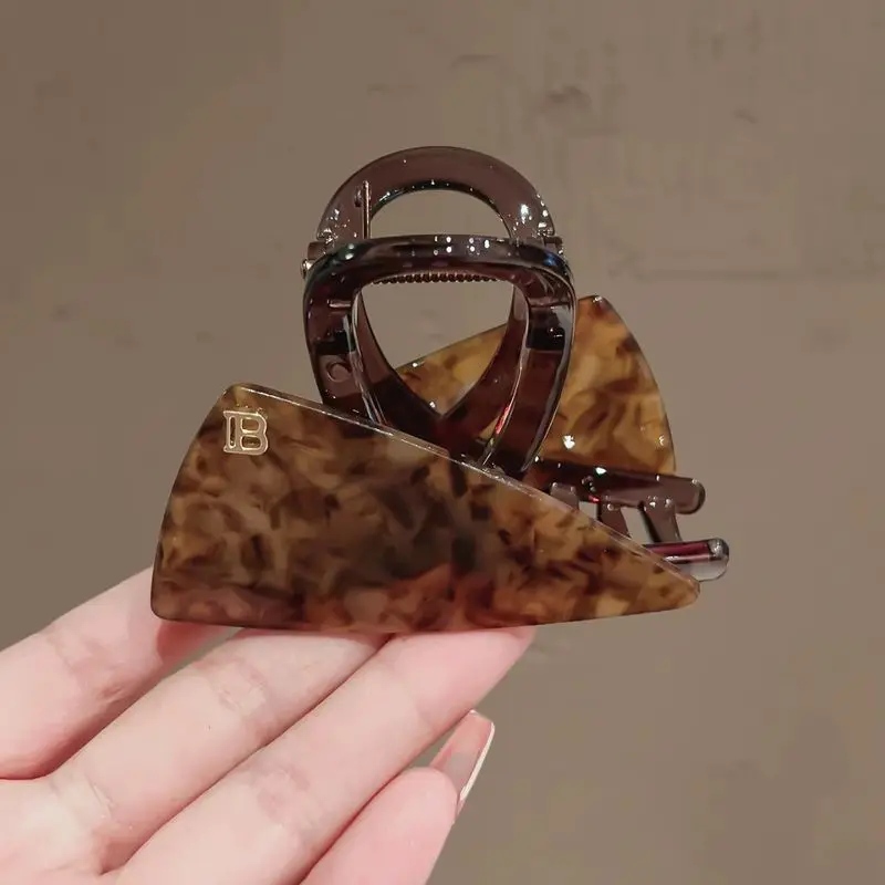 1pc Korean double-sided triangular grip clip with retro high-end feel, back of the head disc hair shark clip hair clip