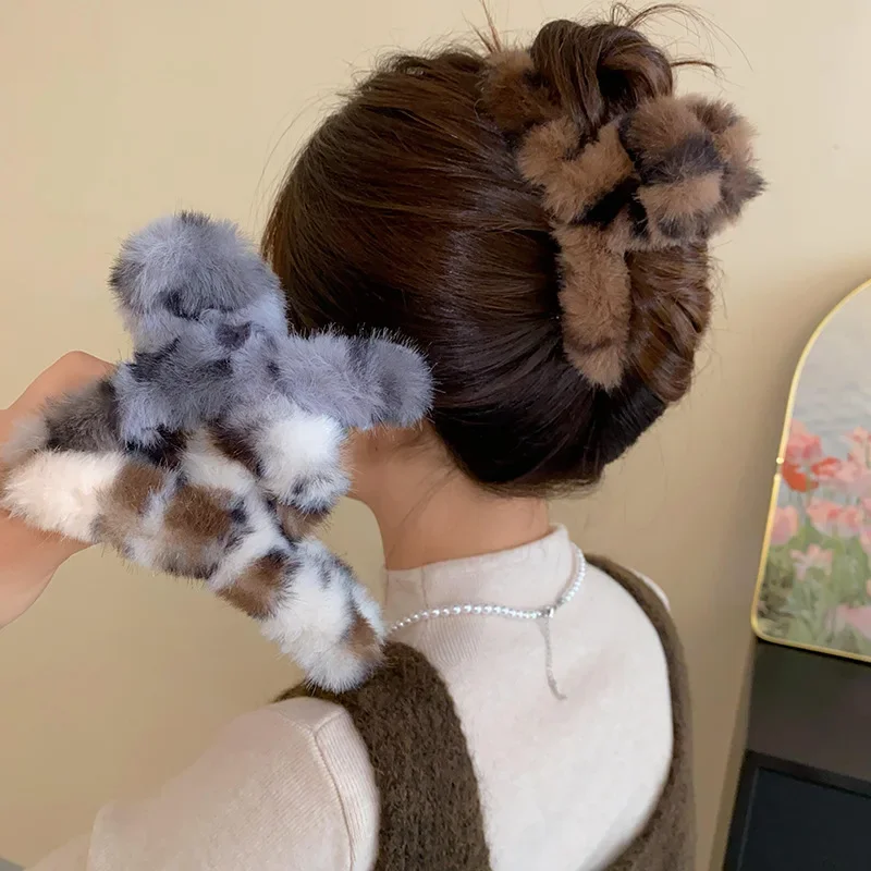 Warm Leopard Print Plush Acrylic Hair Claw Clips for Women Winter Vvintage Daily Party Updo Ponytail Holder Accessories M