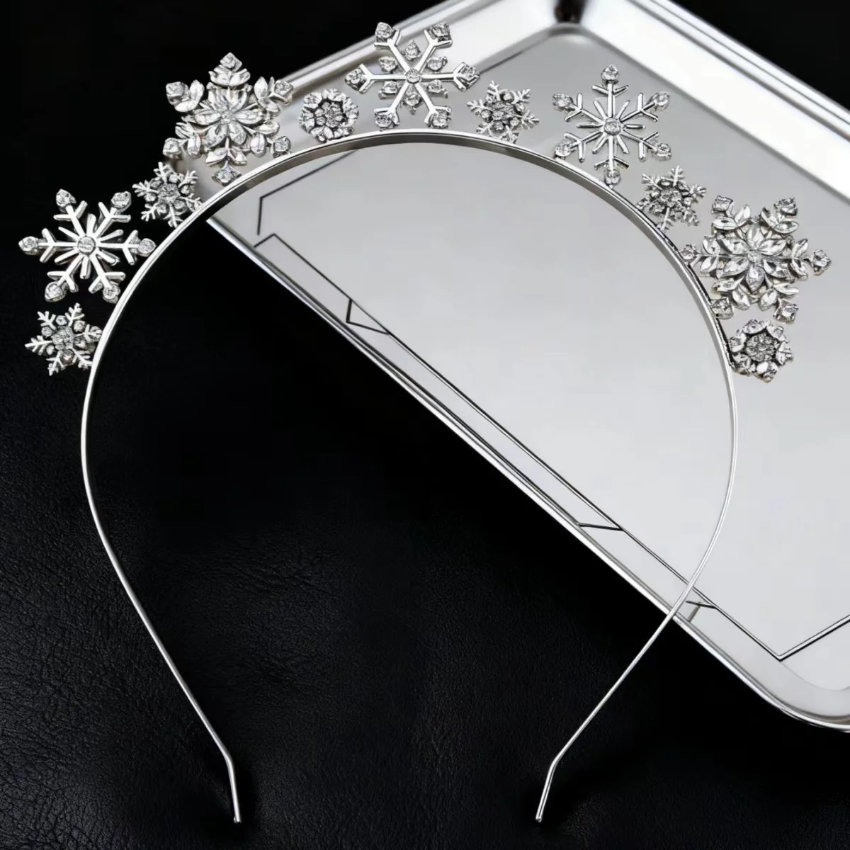 The new snowflake Christmas party headband from 1pc is elegant, fashionable and three-dimensional