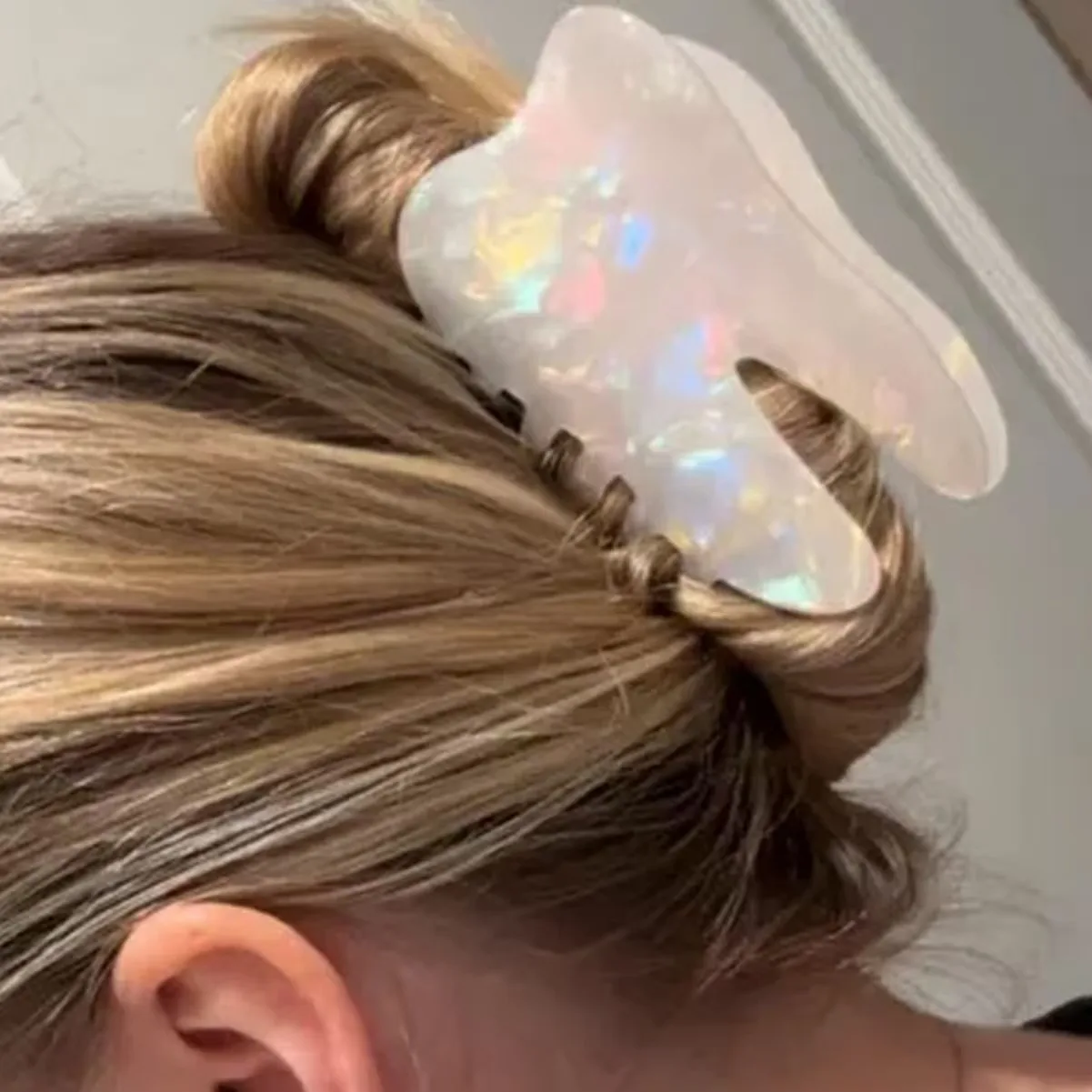 Exquisite and cute tooth-shaped hair clip, iridescent Marlon color, available in large and small sizes, half-up style, semi-tran