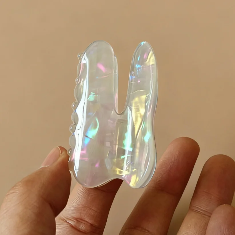 Exquisite and cute tooth-shaped hair clip, iridescent Marlon color, available in large and small sizes, half-up style, semi-tran