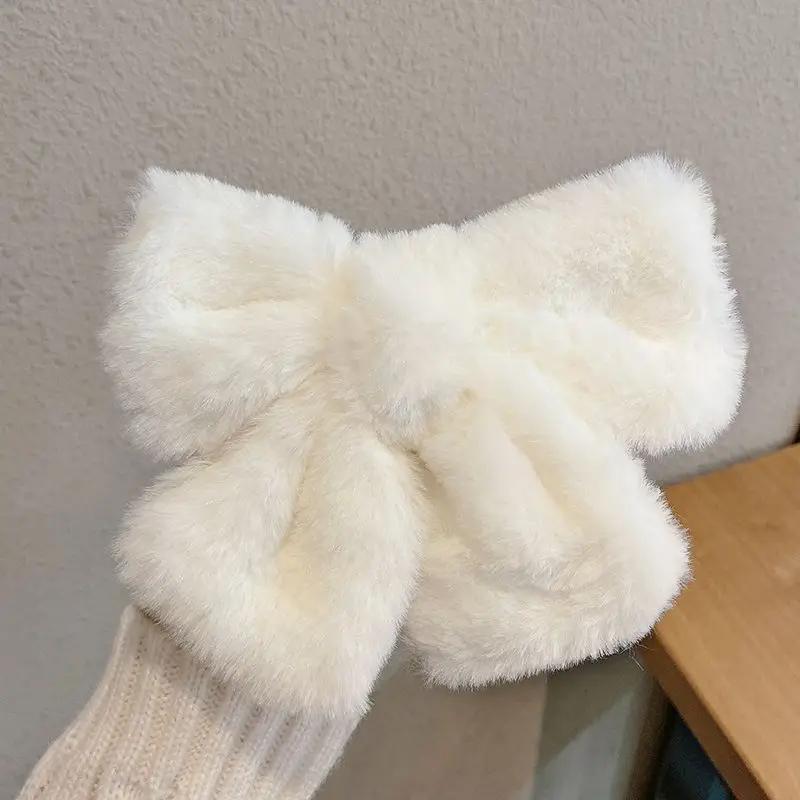 1pc New Korean version autumn and winter plush bow hair clip, velvet back of the head hair clip, furry clip hair accessory