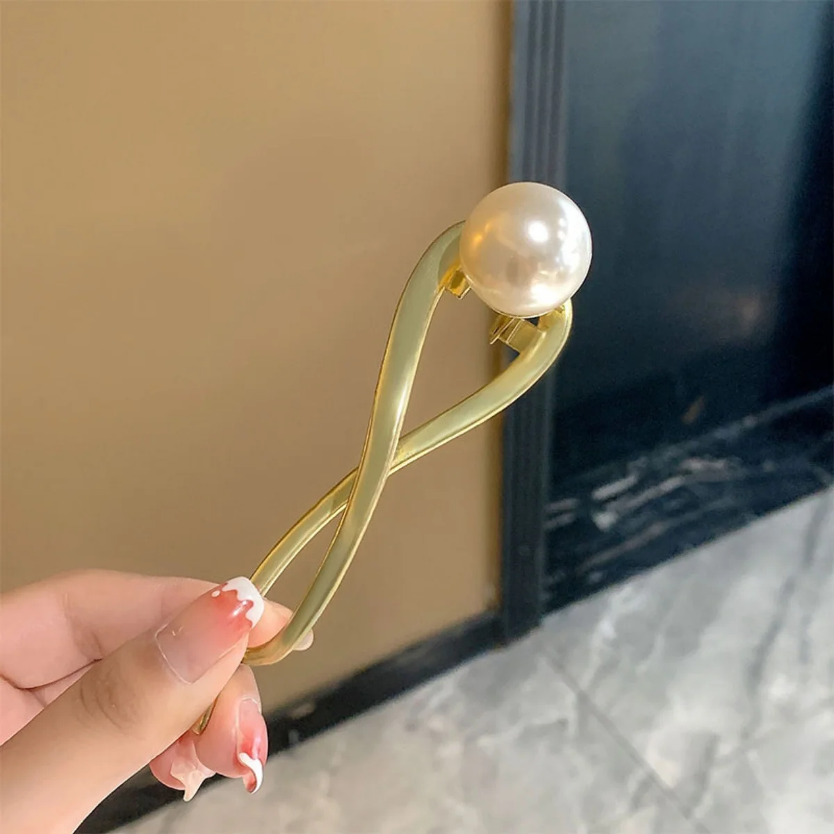 Elegant Glitter Pearl Hair Clip For Women Trendy Twisted Hair Clip Girls Fashion Daily Life Hair Accessory Jewelry Hair Pin