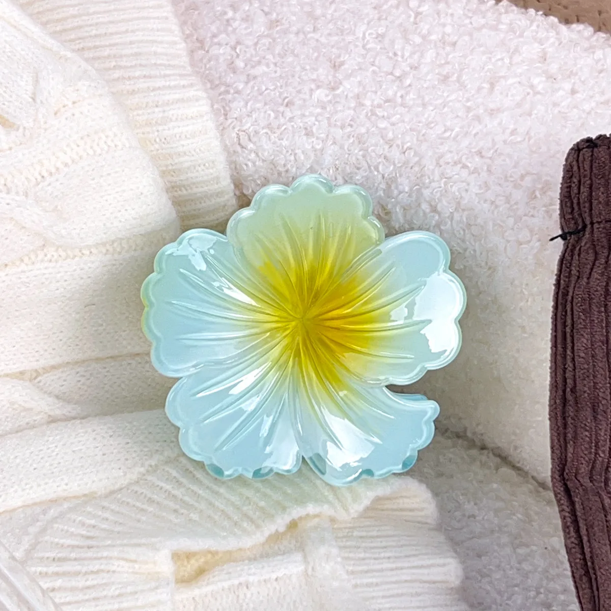 Hawaiian Gradient Hair Clips Flower Hair Claws Women Medium Size Fashion Headwear Hairpin Crab Barrette Hair Accessories