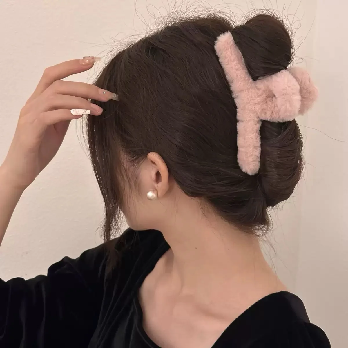 Autumn And Winter Plush Hair Clip: Shark Clip For Back Of Head Bun, High-End Furry Hair Accessories For Women