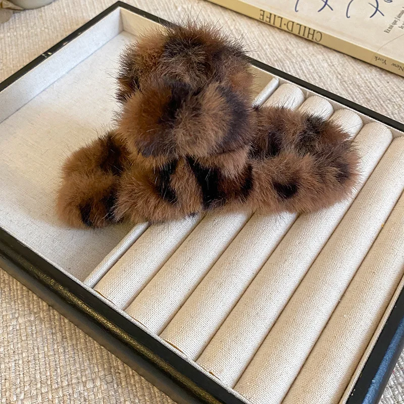 1pc Plush Leopard Print Claw Clip, Exquisite Rear Scalp Hairdressing Shark Clip, Large Size Hairip for Thick Hair.