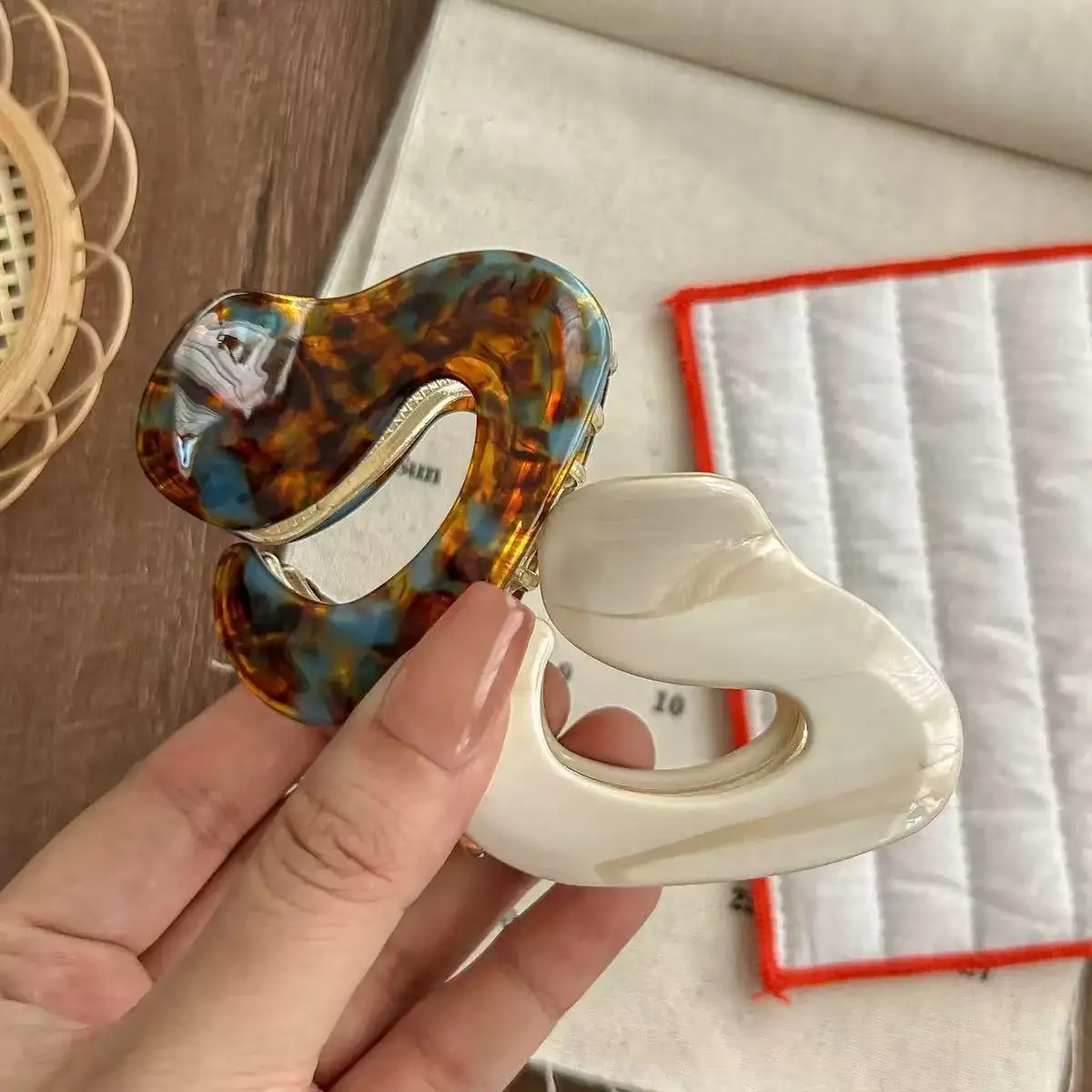 1pc Korean Style Acetate Alloy Hair Claw, Retro Temperament Cloud Hairpin Shark Clip, Chic and Versatile Personality Hair Claw