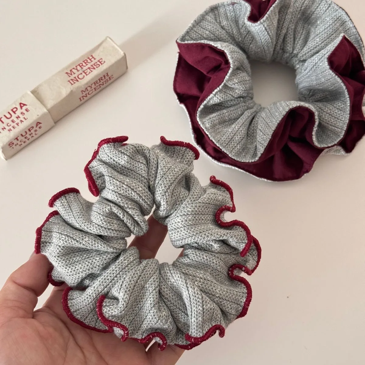 1pc Korean-style autumn/winter knitted scrunchie, fashionable double-layer contrasting color pleated splicing yarn bun hair tie