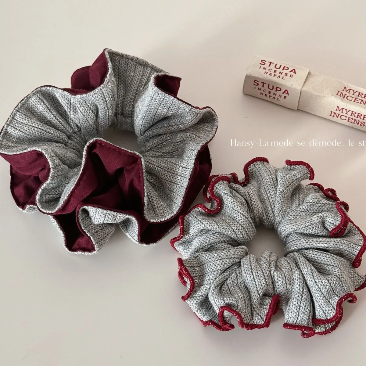 1pc Korean-style autumn/winter knitted scrunchie, fashionable double-layer contrasting color pleated splicing yarn bun hair tie