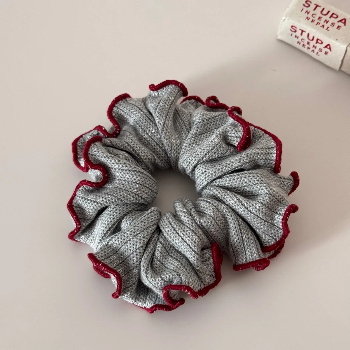1pc Korean-style autumn/winter knitted scrunchie, fashionable double-layer contrasting color pleated splicing yarn bun hair tie