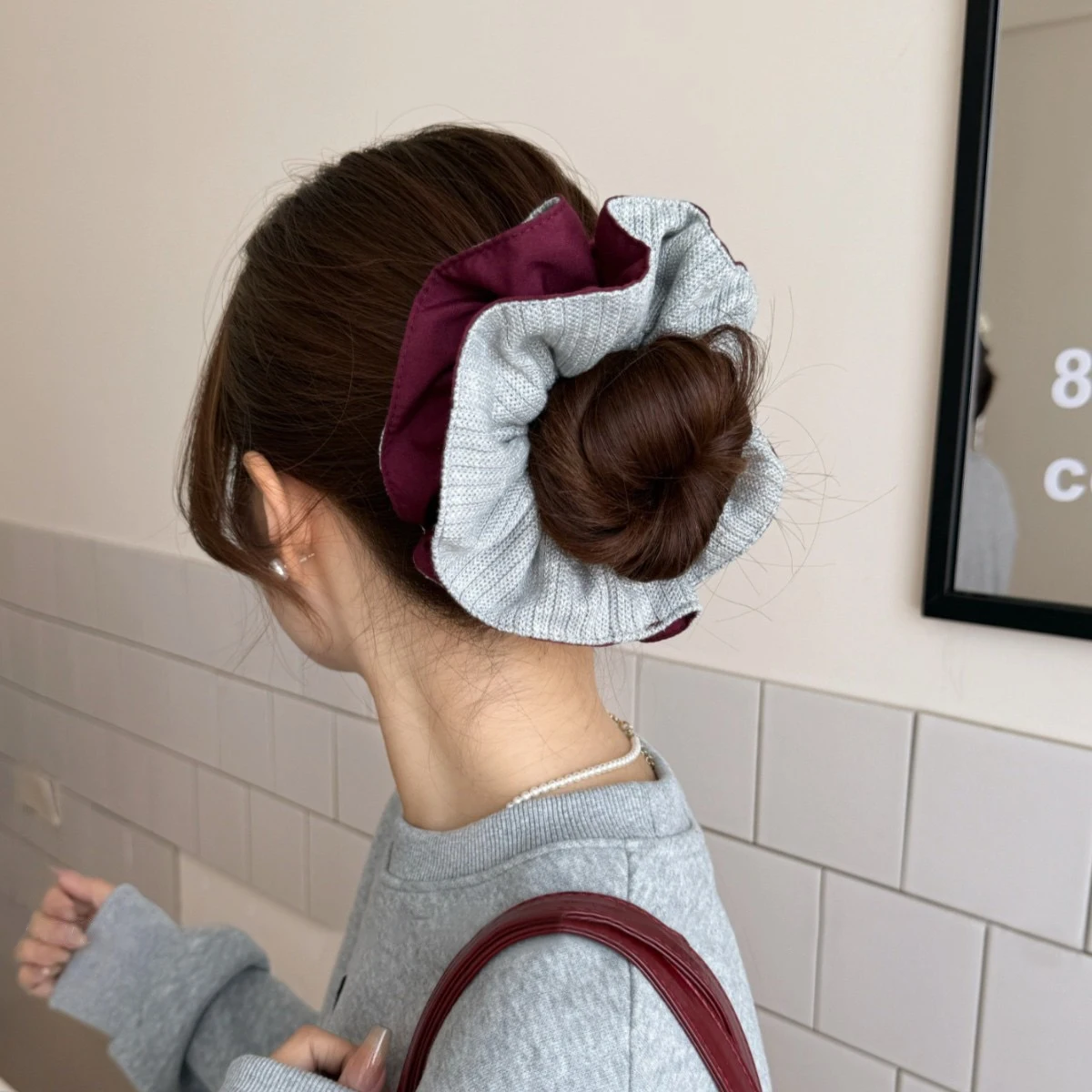 1pc Korean-style autumn/winter knitted scrunchie, fashionable double-layer contrasting color pleated splicing yarn bun hair tie