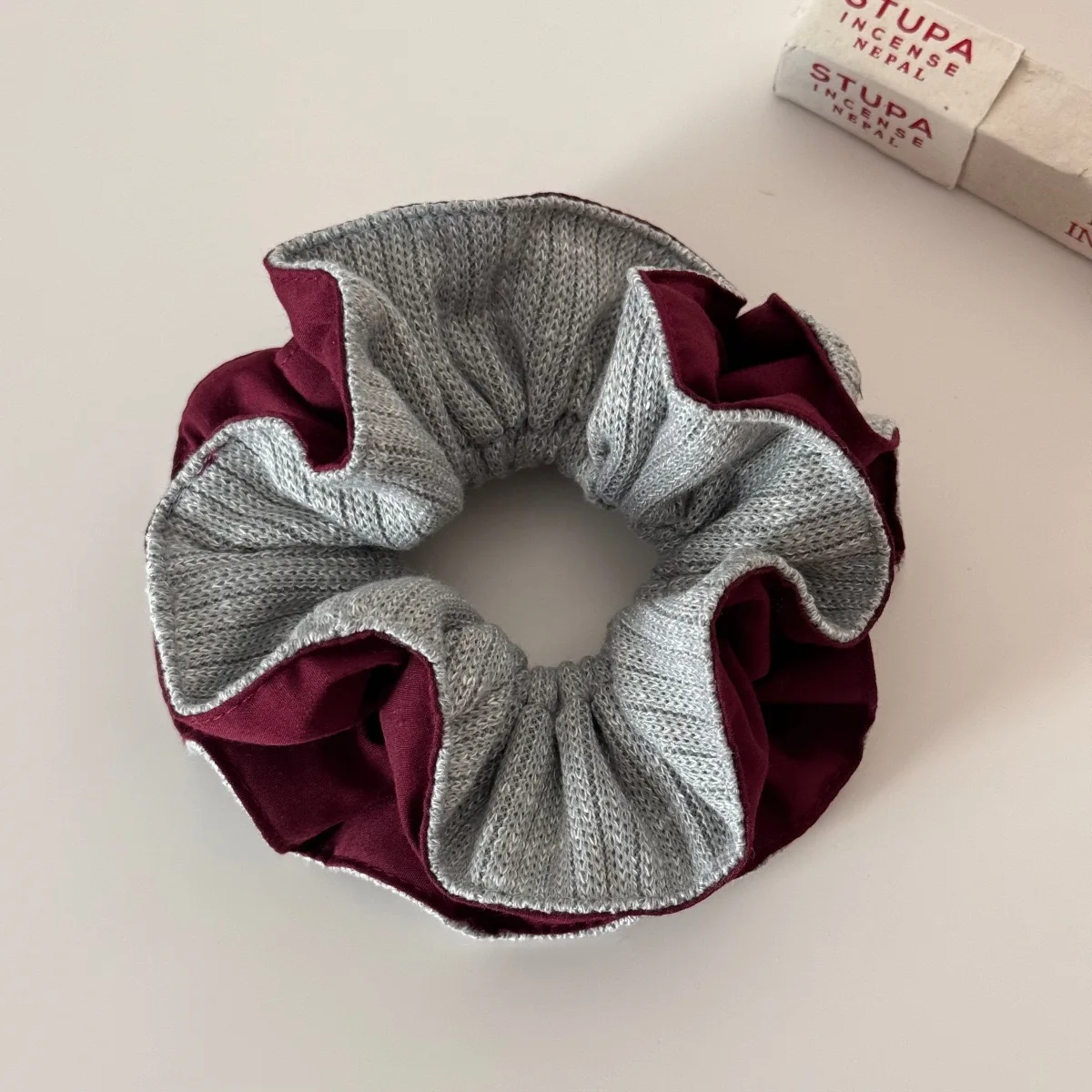 1pc Korean-style autumn/winter knitted scrunchie, fashionable double-layer contrasting color pleated splicing yarn bun hair tie