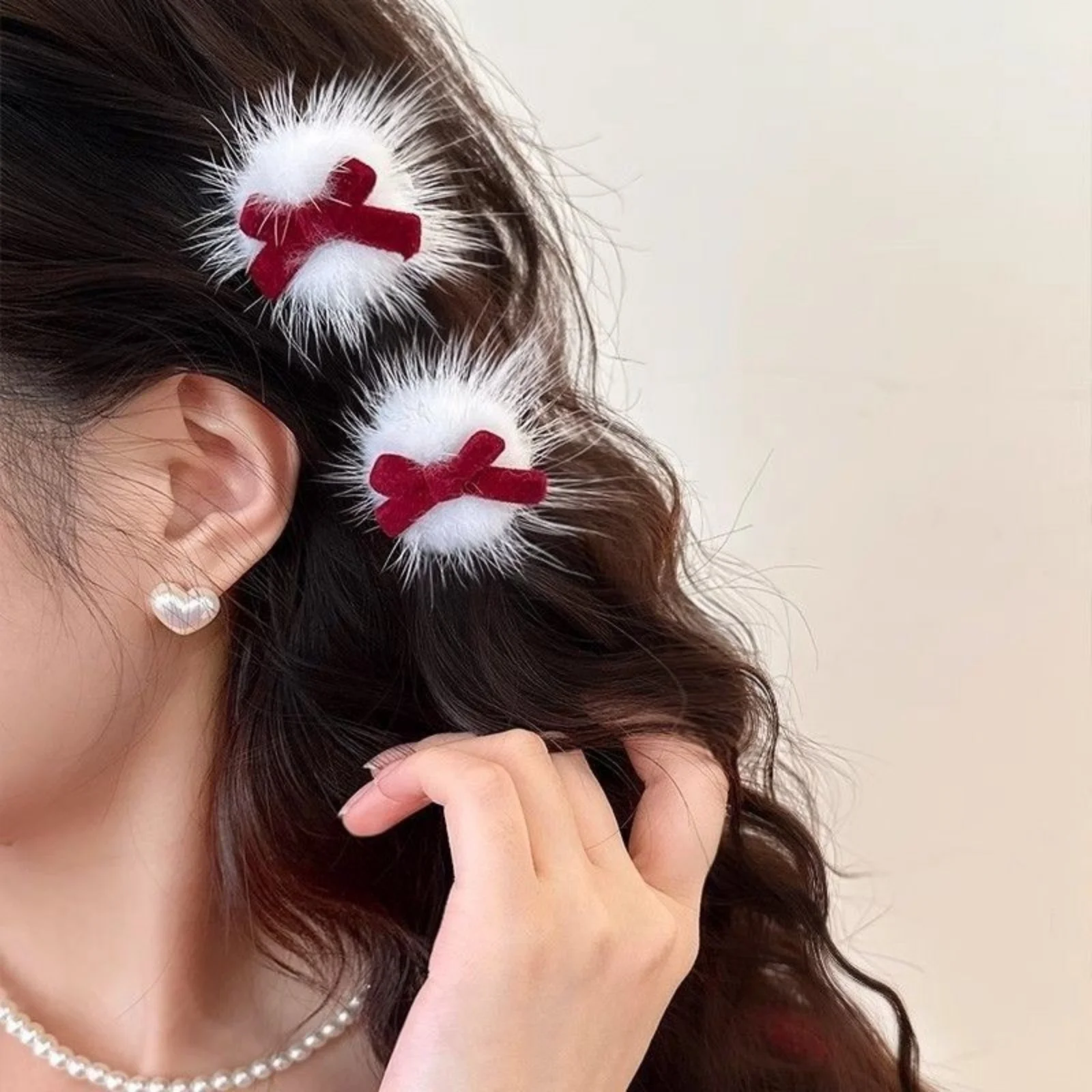 4pcs Christmas & New Year Red Bow Plush Side Duckbill Clip Hair Ornament is suitable for women to wear