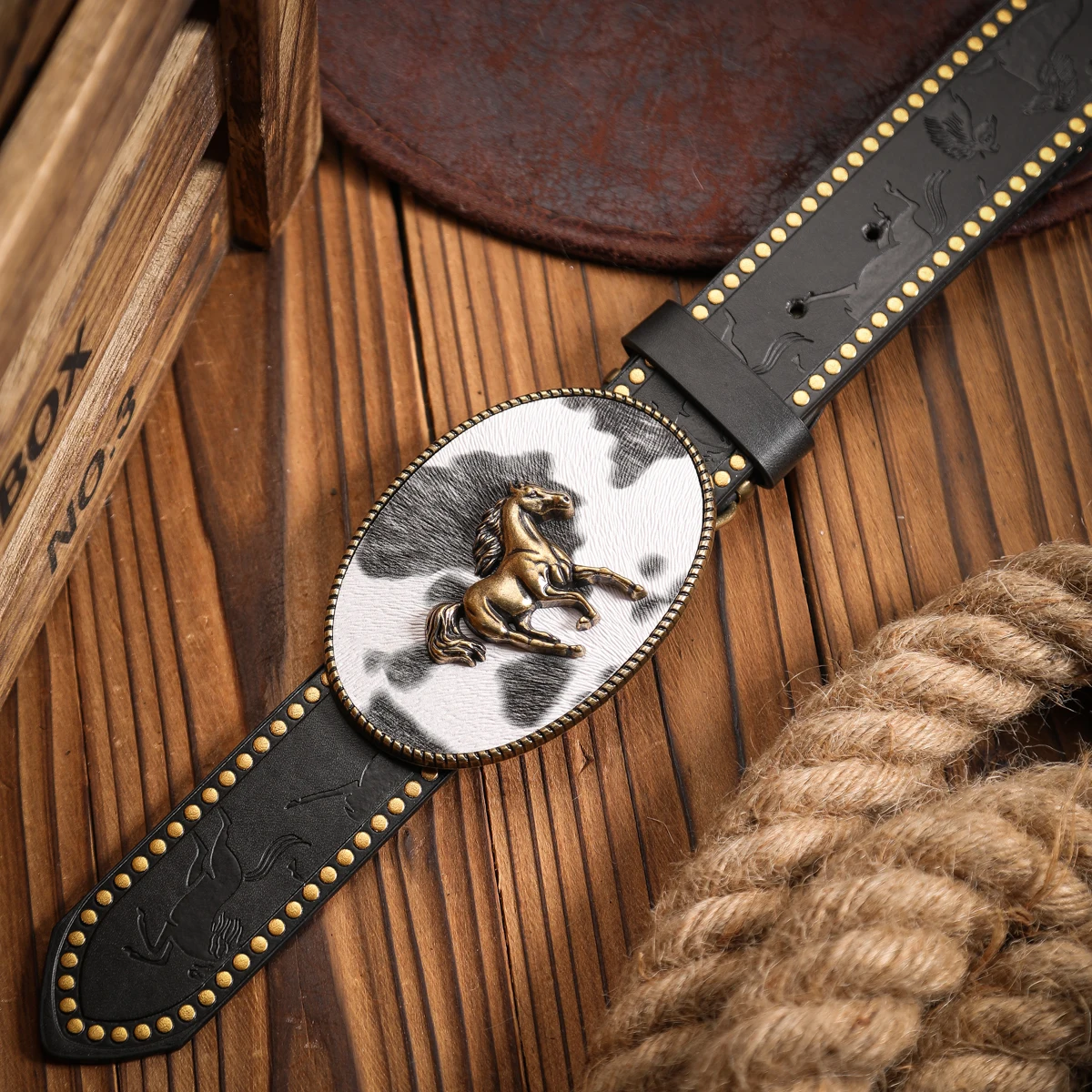 A Western-style PU Leather Belt for Both Men and Women, a Classic and Casual Retro Belt