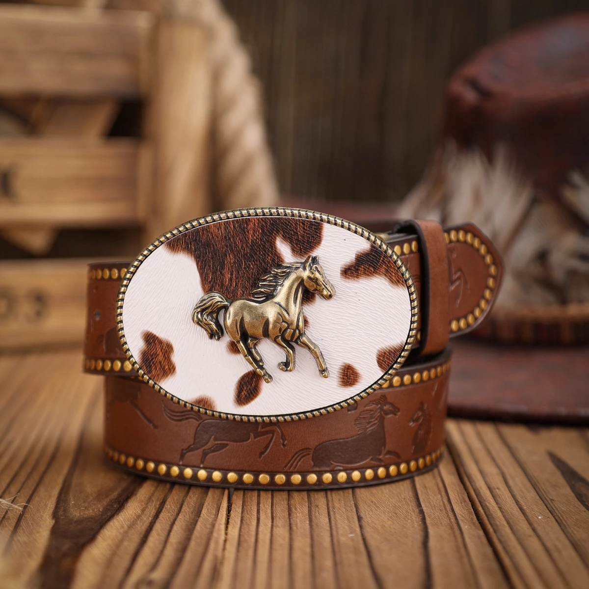 A Western-style PU Leather Belt for Both Men and Women, a Classic and Casual Retro Belt