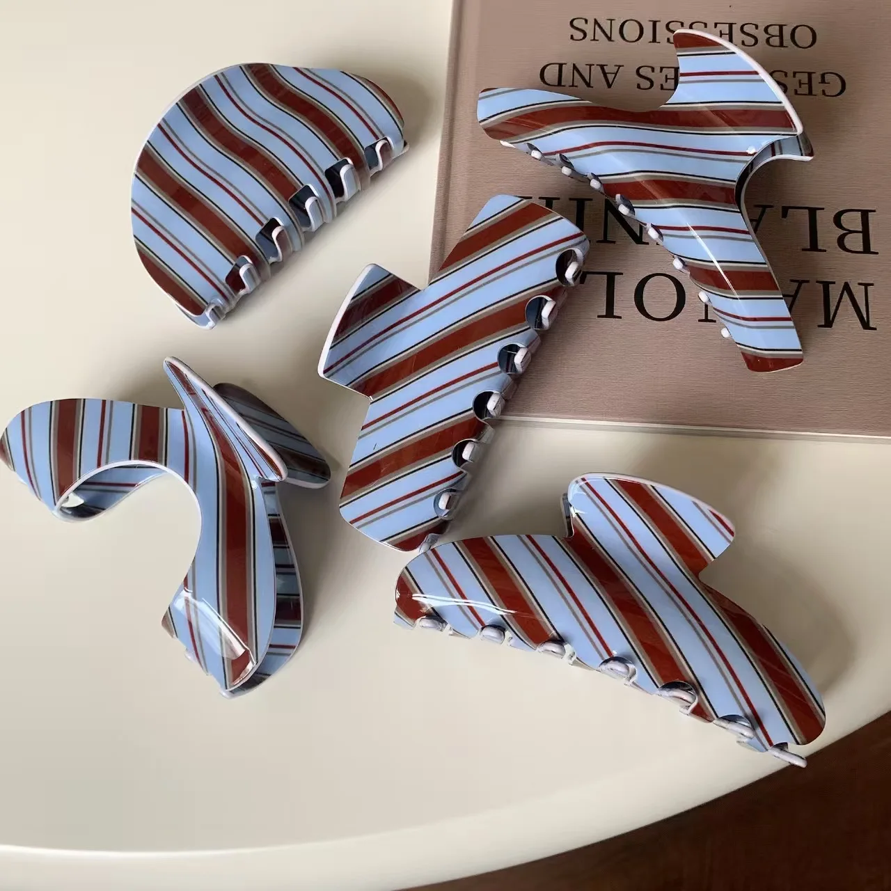 1pc Retro winter blue and brown striped hair claw, high-end niche back-of-head shark clip, minimalist elegant bun hair clip.