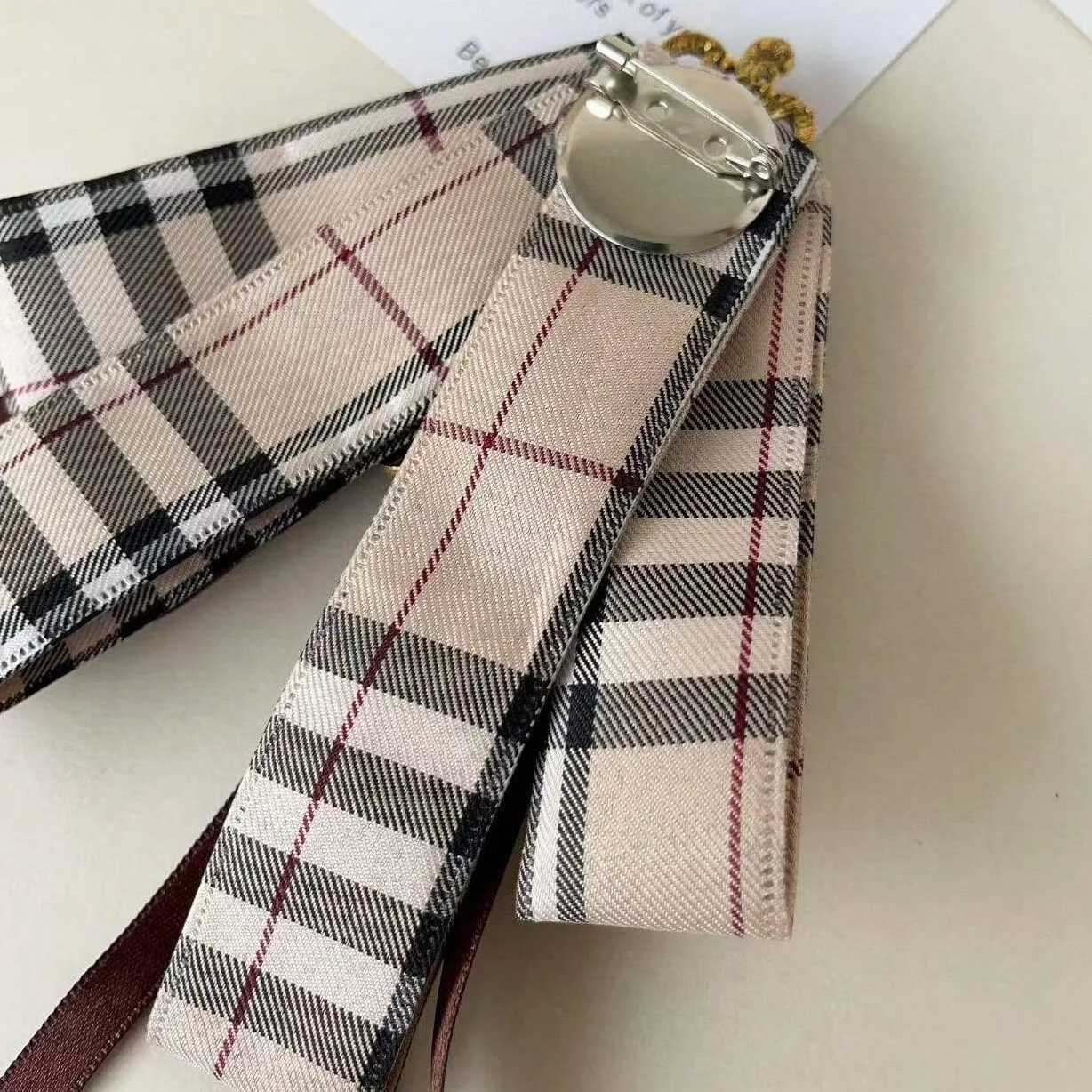 1 Piece of Elegant Women's Plaid Shiny Sequin Cross-Decorated Vintage Bow Tie, Suitable for Parties, Stage Performances, Hosting, Gatherings, Made of Plaid Polyester Fiber (Polyester)