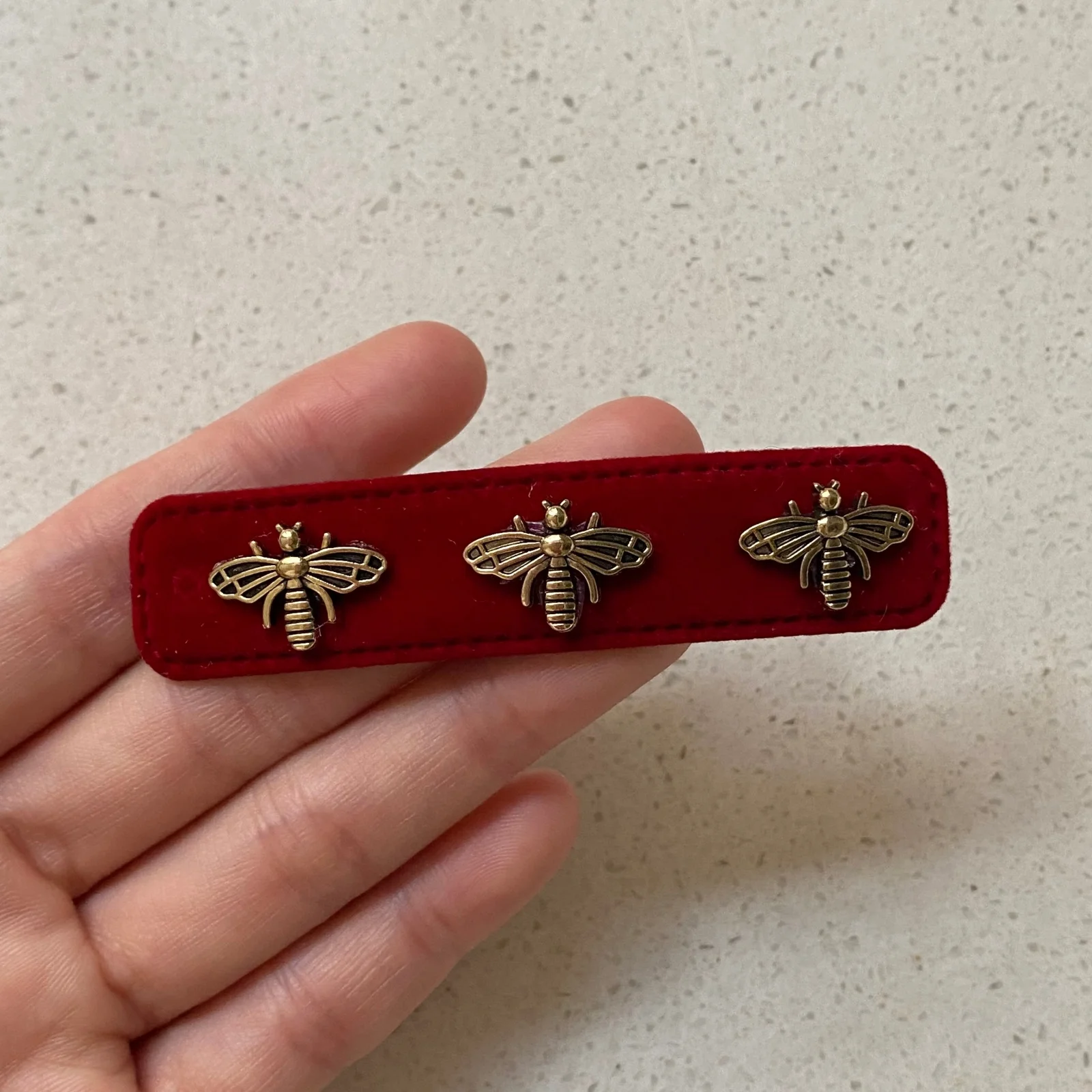 2PCS Red & Black Velvet Hair Clips, Gold Bee Embellishments, Elegant Retro-Style Women’s Hair Accessories, Stylish Daily Wear