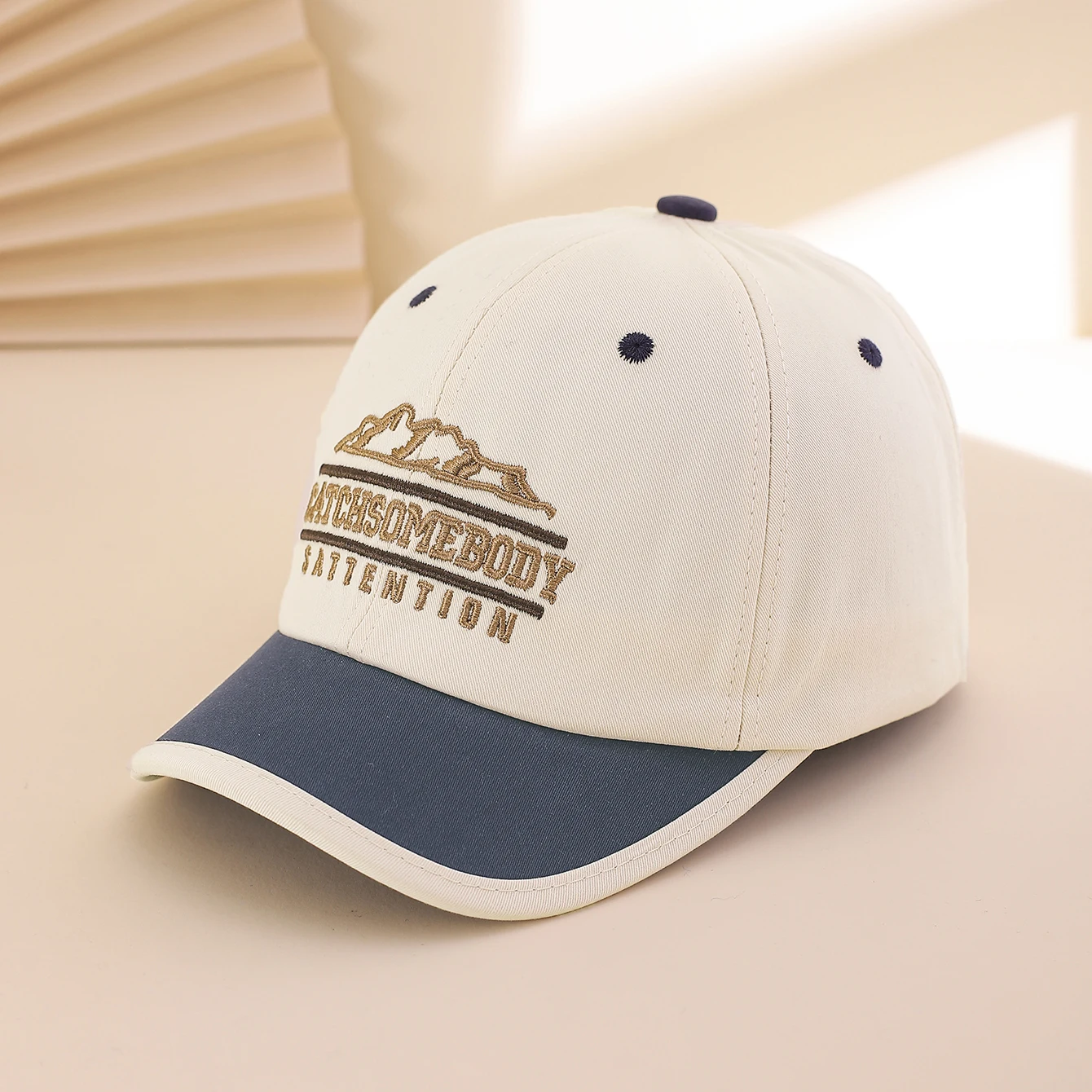 Fashion Embroidered Letter Patched Mountain Peak Short Brim Baseball Cap, Soft Top Adjustable Snapback Hat for Outdoor Cycling