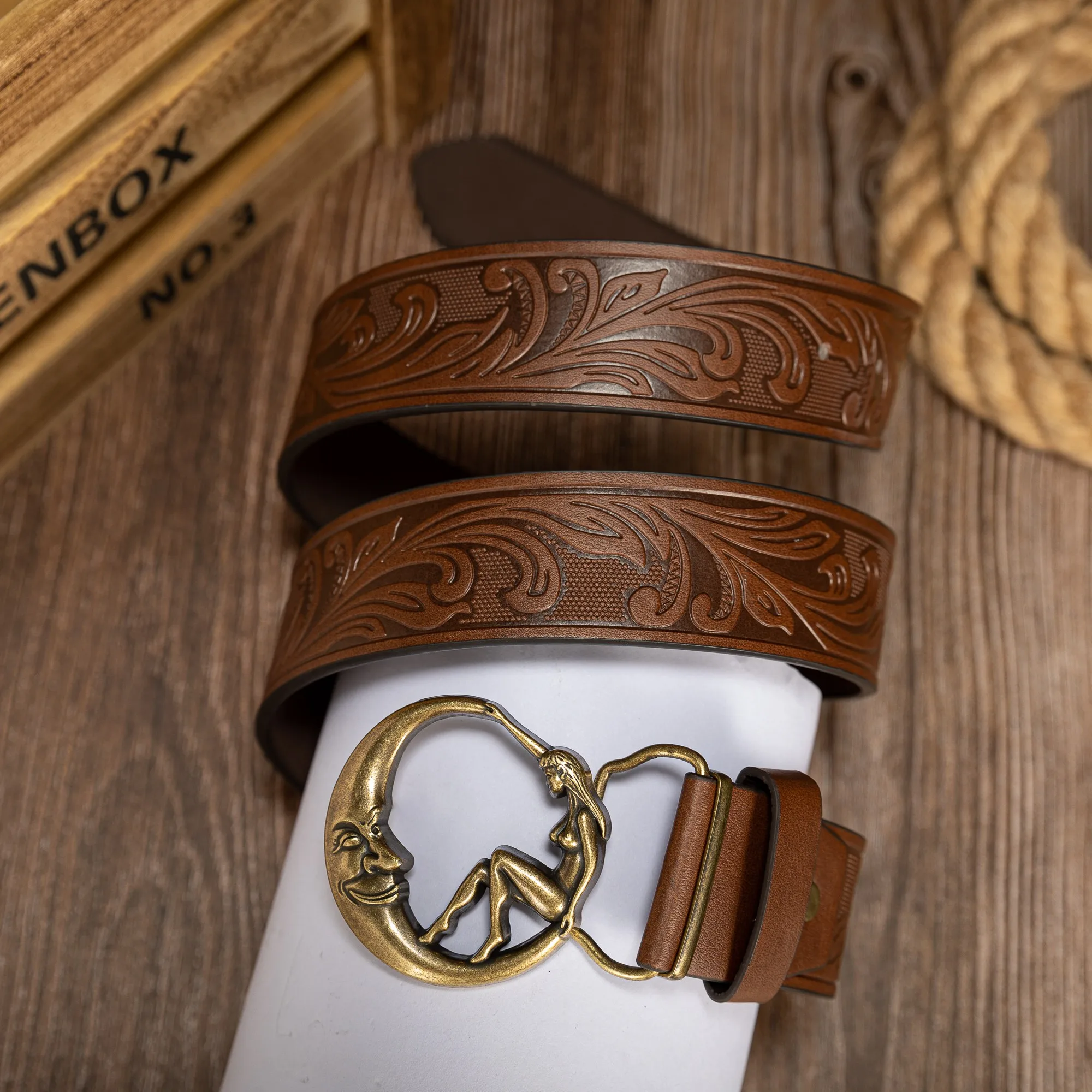 Fashionable Retro Peacock Tail Pattern PU Leather Belt Moon Girl Buckle Unisex Waist Belt Stylish Pressed Flower Design Belt