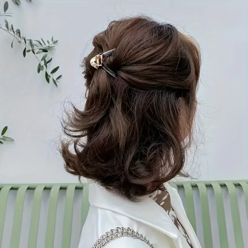 1pc Vintage Triangle Hair Clip,Elegant Small Hair Accessory for Women, Perfect for Valentine's Day, Alloy Hair Clip. Hair Clip