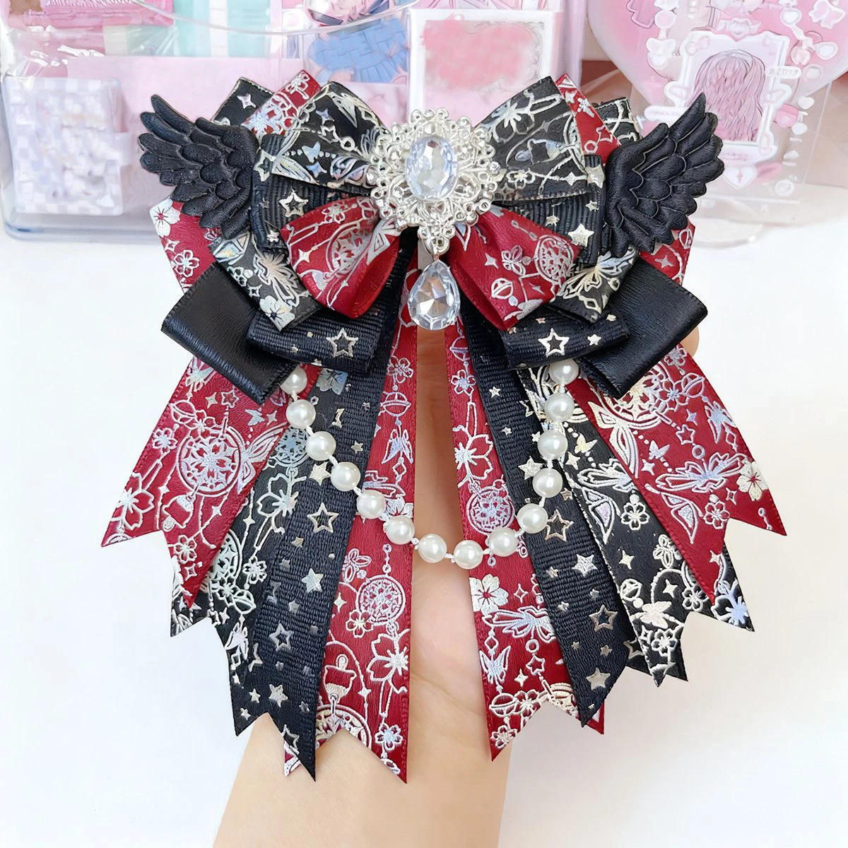 Cute and Chic Sweet Bow Brooch, Large Bow Tie Brooch, Fake Collar, Gemstone Pendant, Bead Chain, Angel Wings, Handmade DIY Finished Product, Anime Lolita Cosplay, Comic Exhibition, Anime Decoration Brooch, Badge, Gumei Backpack, Ita Bag Decoration, Brooch, Bow