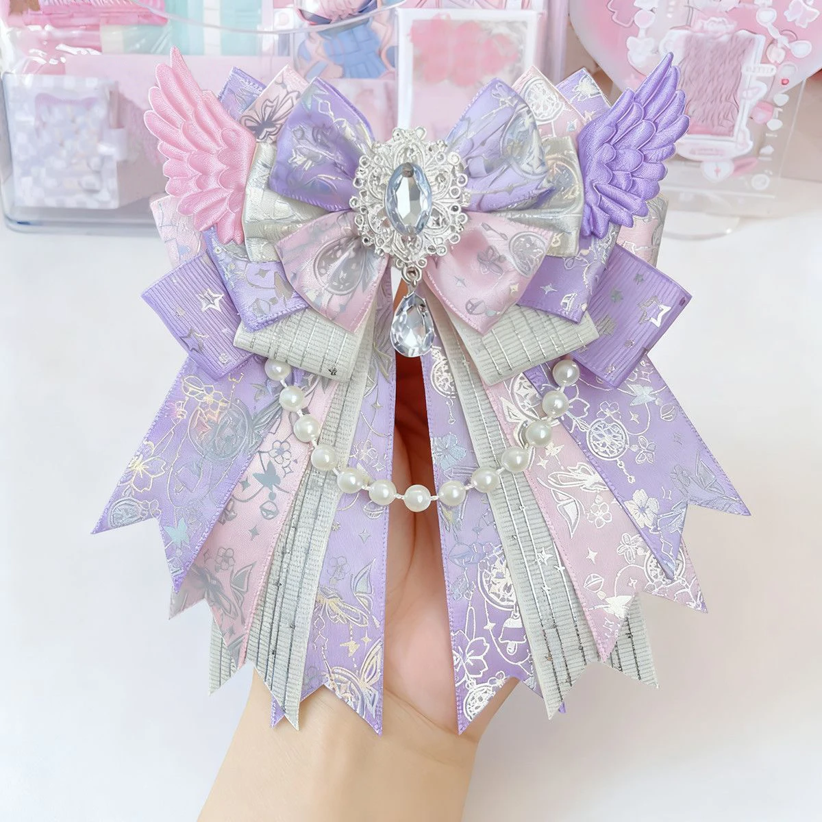 Cute and Chic Sweet Bow Brooch, Large Bow Tie Brooch, Fake Collar, Gemstone Pendant, Bead Chain, Angel Wings, Handmade DIY Finished Product, Anime Lolita Cosplay, Comic Exhibition, Anime Decoration Brooch, Badge, Gumei Backpack, Ita Bag Decoration, Brooch, Bow