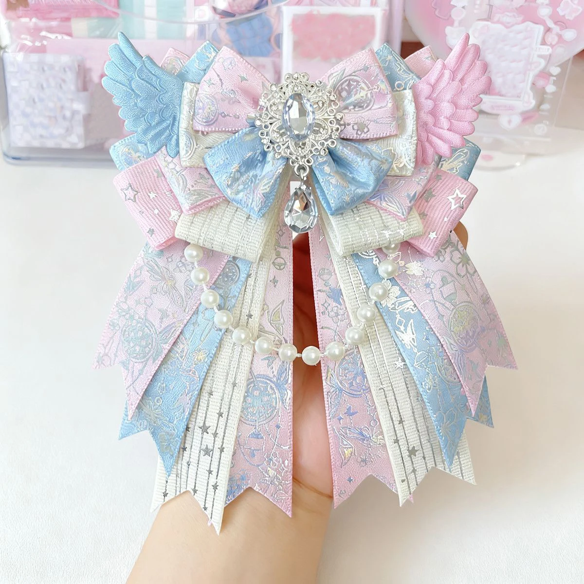 Cute and Chic Sweet Bow Brooch, Large Bow Tie Brooch, Fake Collar, Gemstone Pendant, Bead Chain, Angel Wings, Handmade DIY Finished Product, Anime Lolita Cosplay, Comic Exhibition, Anime Decoration Brooch, Badge, Gumei Backpack, Ita Bag Decoration, Brooch, Bow
