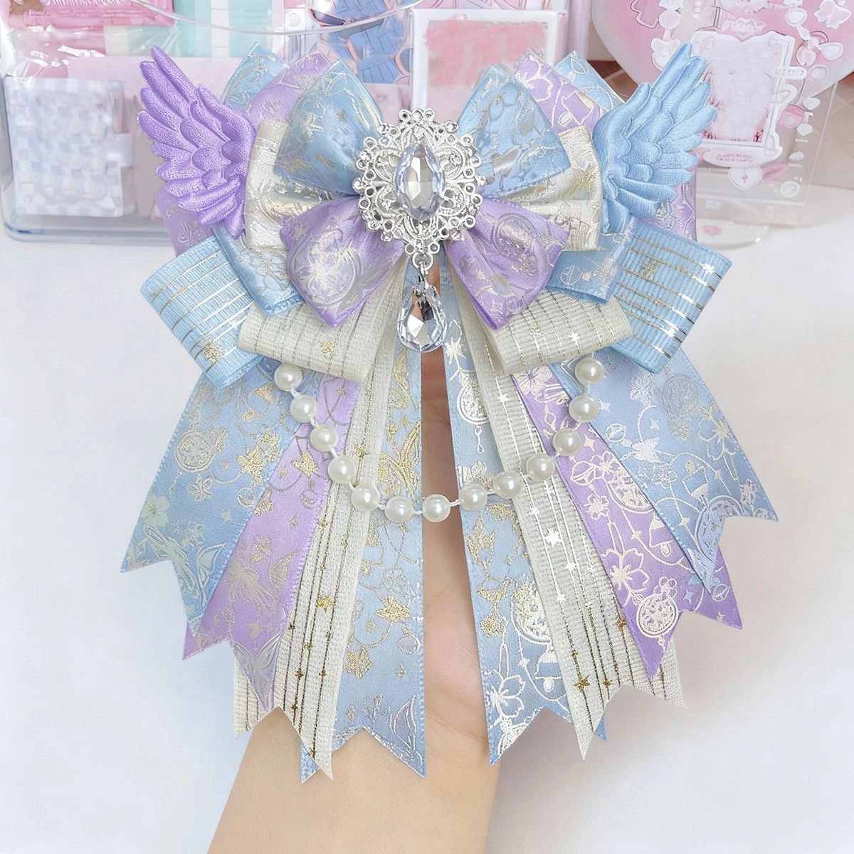 Cute and Chic Sweet Bow Brooch, Large Bow Tie Brooch, Fake Collar, Gemstone Pendant, Bead Chain, Angel Wings, Handmade DIY Finished Product, Anime Lolita Cosplay, Comic Exhibition, Anime Decoration Brooch, Badge, Gumei Backpack, Ita Bag Decoration, Brooch, Bow