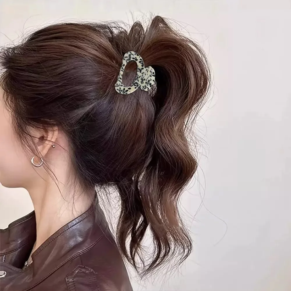Elegant Sweet Small Oval Hair Claw Clip for Women Secure Grip Hair Accessories Ponytails Cute Hair Clips Sophisticated Style
