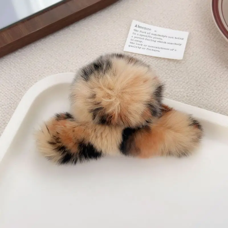 1pc Autumn and winter plush claw clip leopard print rabbit fur shark clip cute furry hair clip headwear furry hair claw headwear