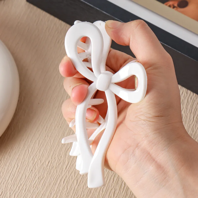 Soft silicone shark clips are safe and advanced. Butterfly clips are shatterproof and unbreakable hair accessories.
