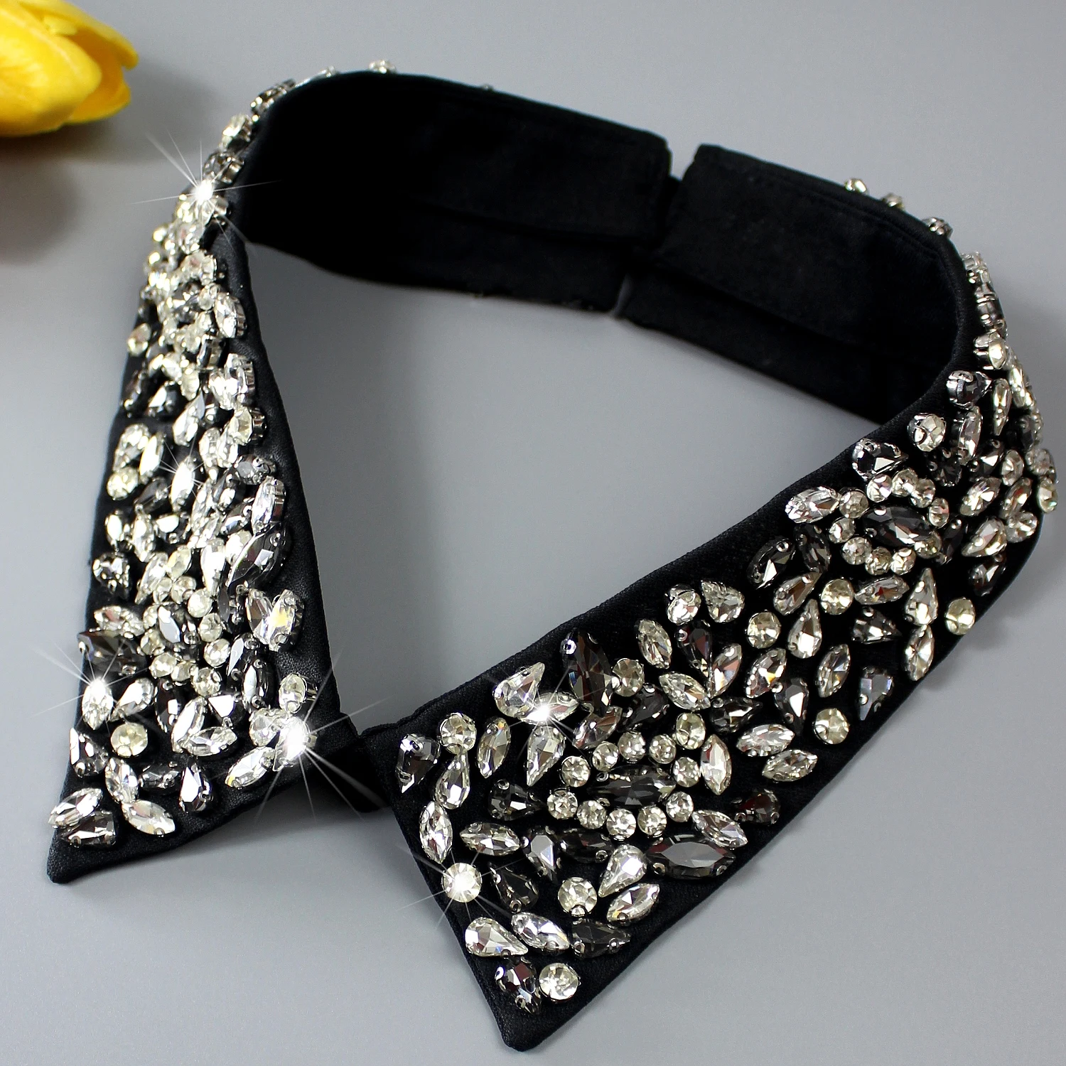 1 Piece of Luxurious Hand-Set Rhinestone Fake Collar for Ladies, a Neck Decoration with a Quick-Release Design. This Shiny and D