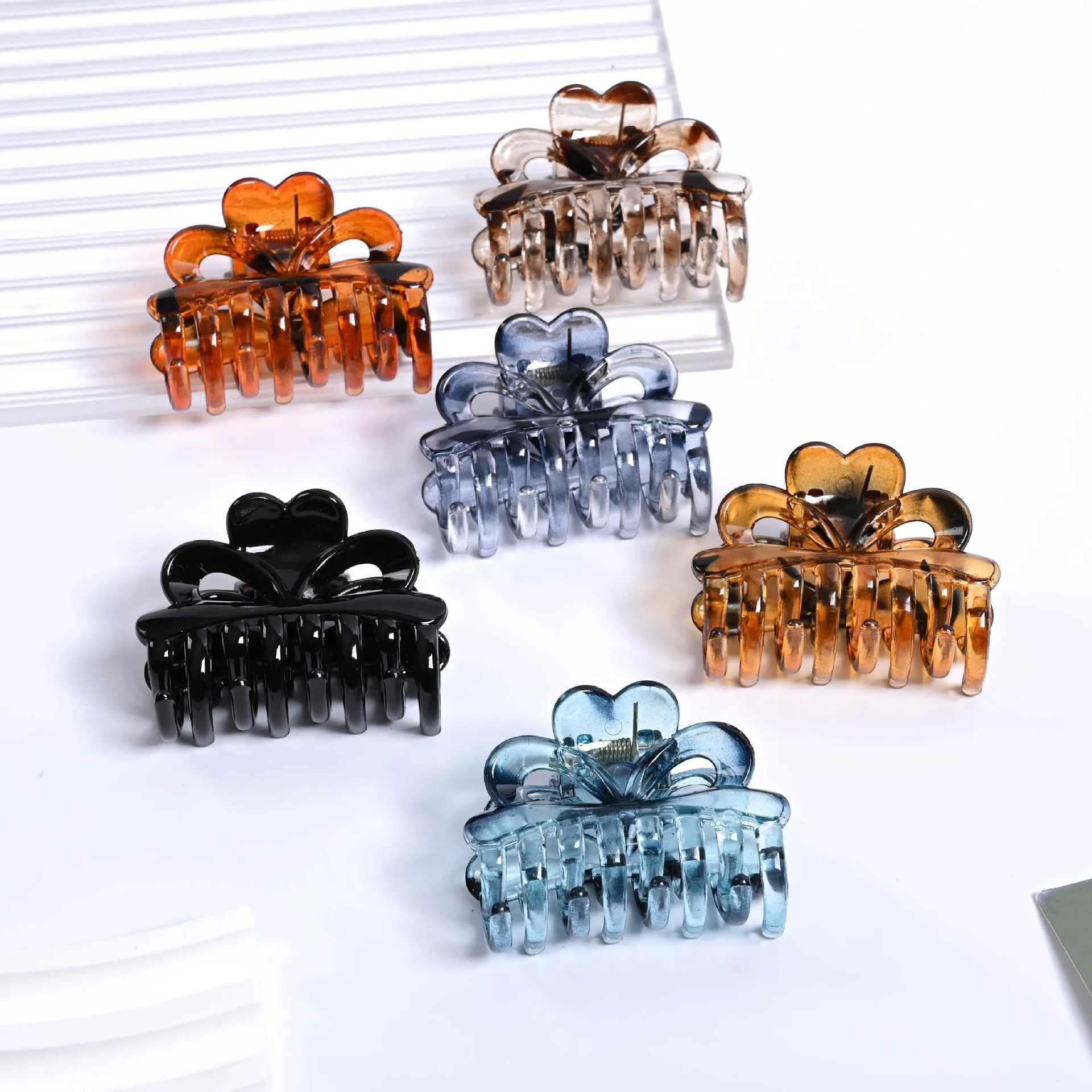 6 Pieces of Multi-Color Elegant Heart-Shaped Medium-Sized Hair Claws, Suitable for Daily Decoration for Girls