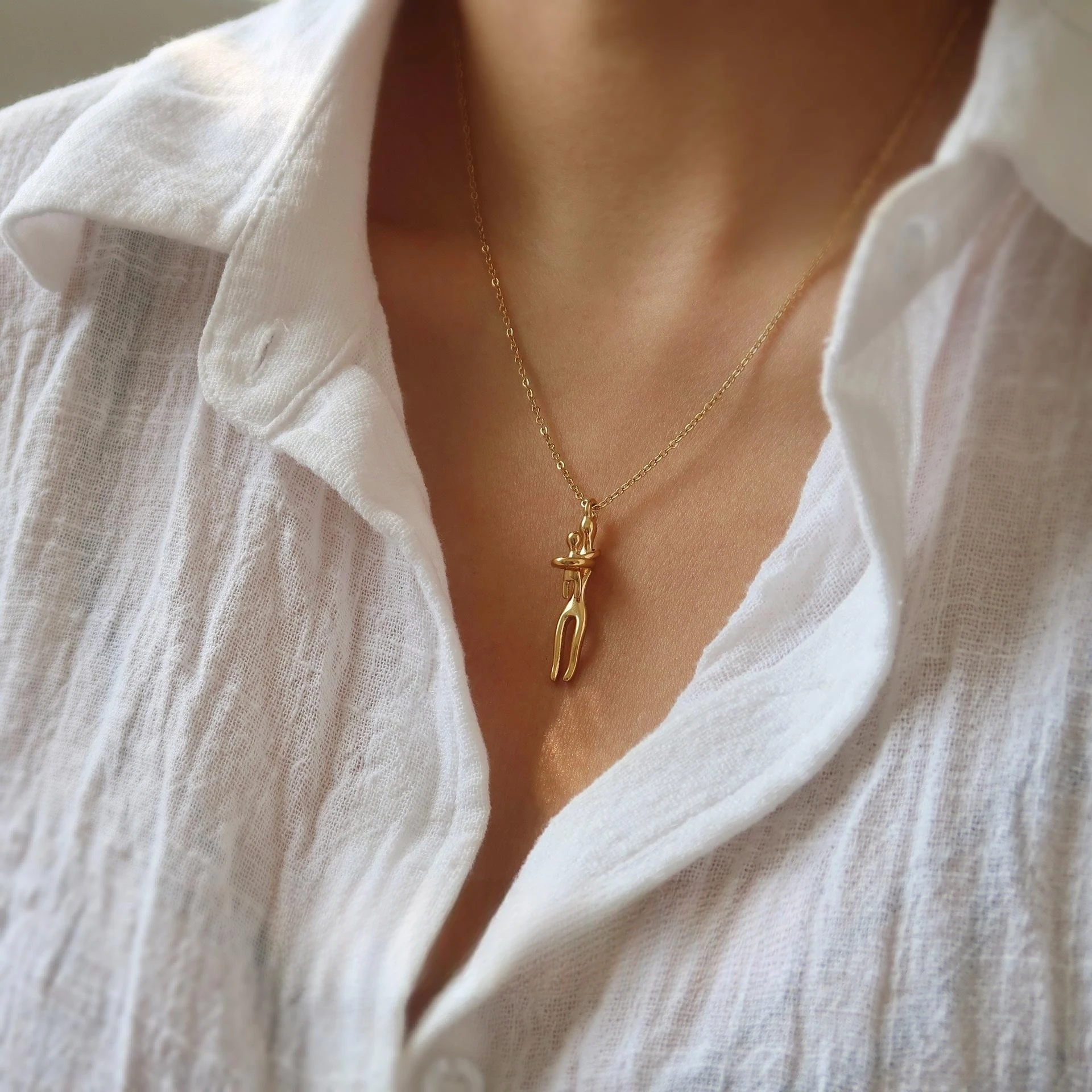 18K Gold Plated Stainless Steel Mother and Child Hug Necklace, Minimalist Mom Baby Pendant, Waterproof Gift for Her