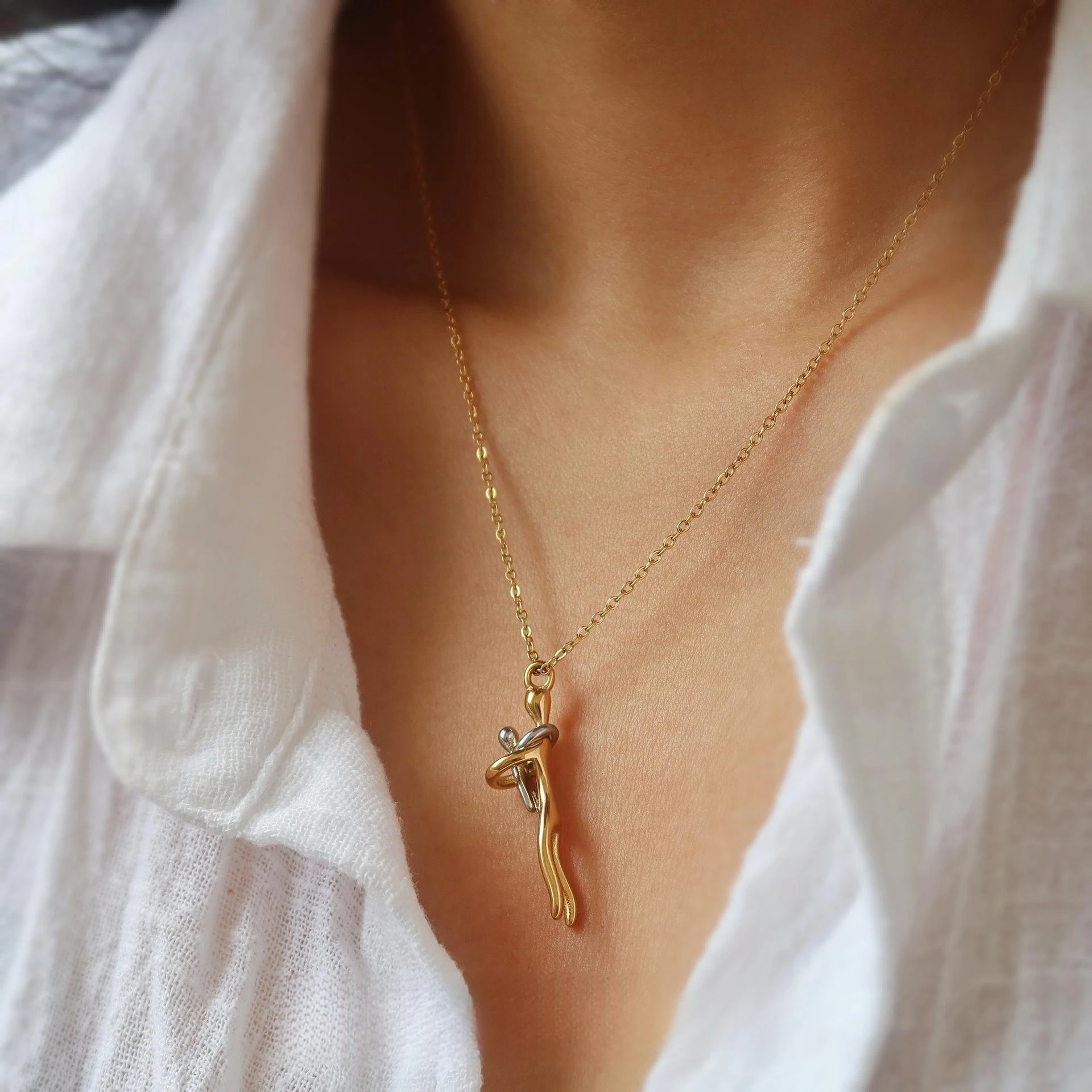 18K Gold Plated Stainless Steel Mother and Child Hug Necklace, Minimalist Mom Baby Pendant, Waterproof Gift for Her