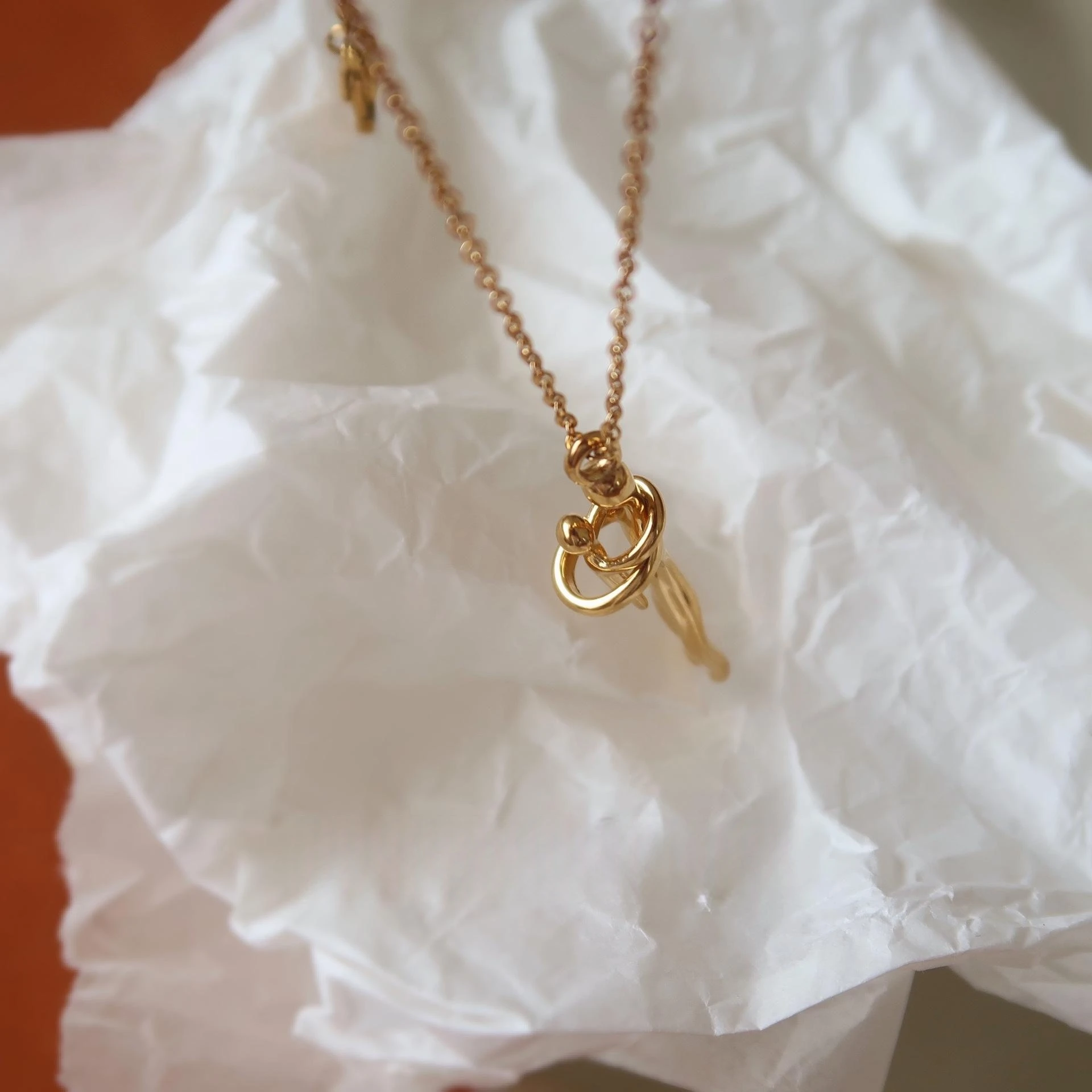 18K Gold Plated Stainless Steel Mother and Child Hug Necklace, Minimalist Mom Baby Pendant, Waterproof Gift for Her