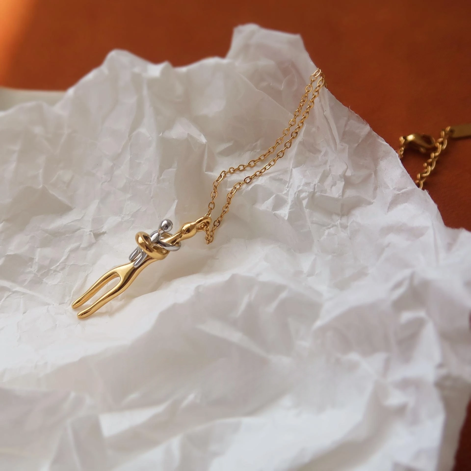 18K Gold Plated Stainless Steel Mother and Child Hug Necklace, Minimalist Mom Baby Pendant, Waterproof Gift for Her