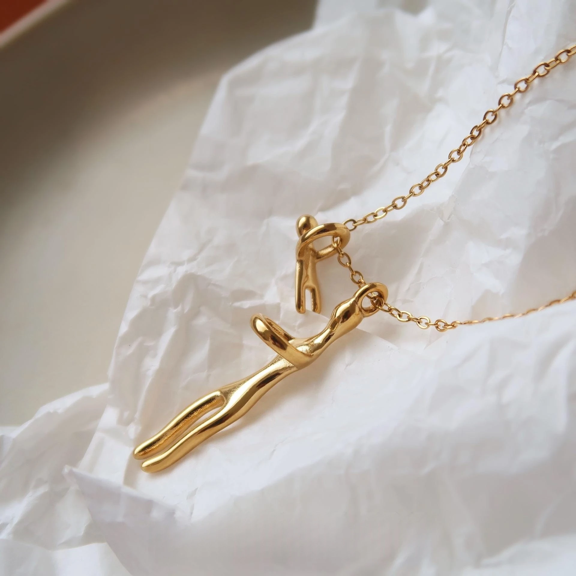 18K Gold Plated Stainless Steel Mother and Child Hug Necklace, Minimalist Mom Baby Pendant, Waterproof Gift for Her