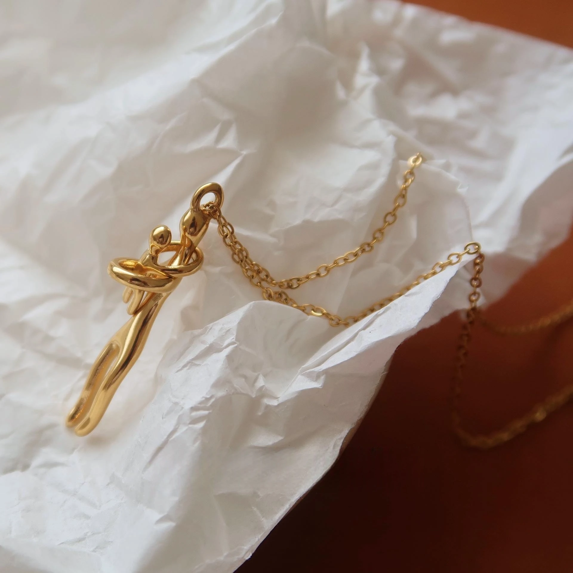 18K Gold Plated Stainless Steel Mother and Child Hug Necklace, Minimalist Mom Baby Pendant, Waterproof Gift for Her