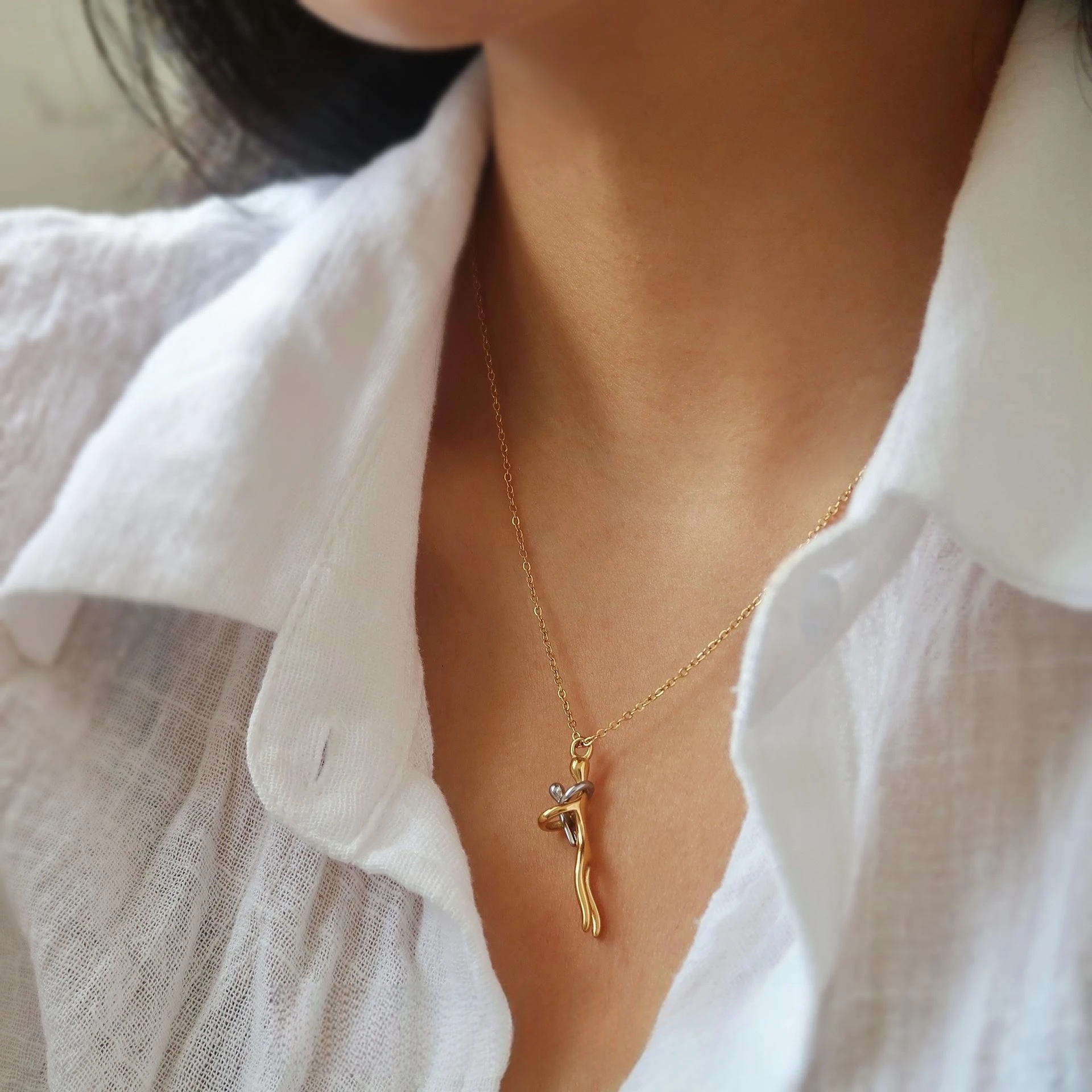 18K Gold Plated Stainless Steel Mother and Child Hug Necklace, Minimalist Mom Baby Pendant, Waterproof Gift for Her