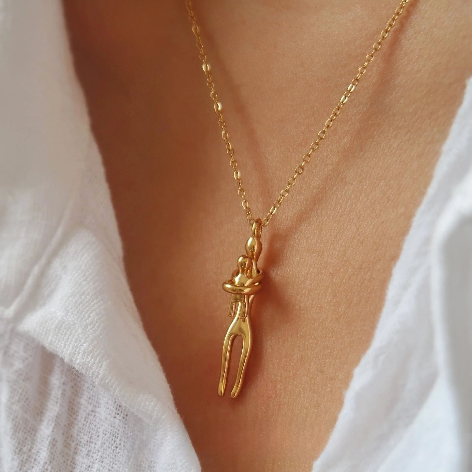 18K Gold Plated Stainless Steel Mother and Child Hug Necklace, Minimalist Mom Baby Pendant, Waterproof Gift for Her