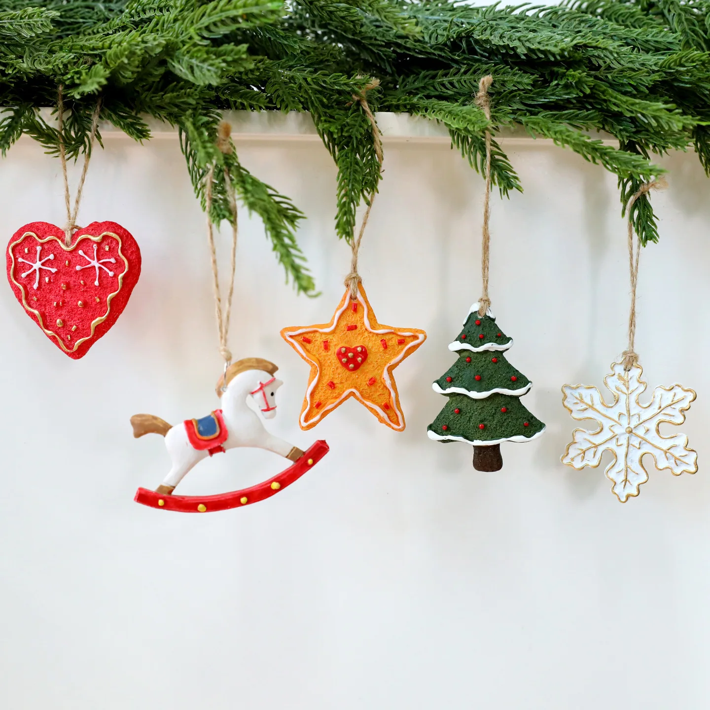 2026 Xmas Tree Pendant Cartoon Painted Santa Claus Elk Bear Christmas Stocking Resin Pendant Christmas Party Decorations 1pc