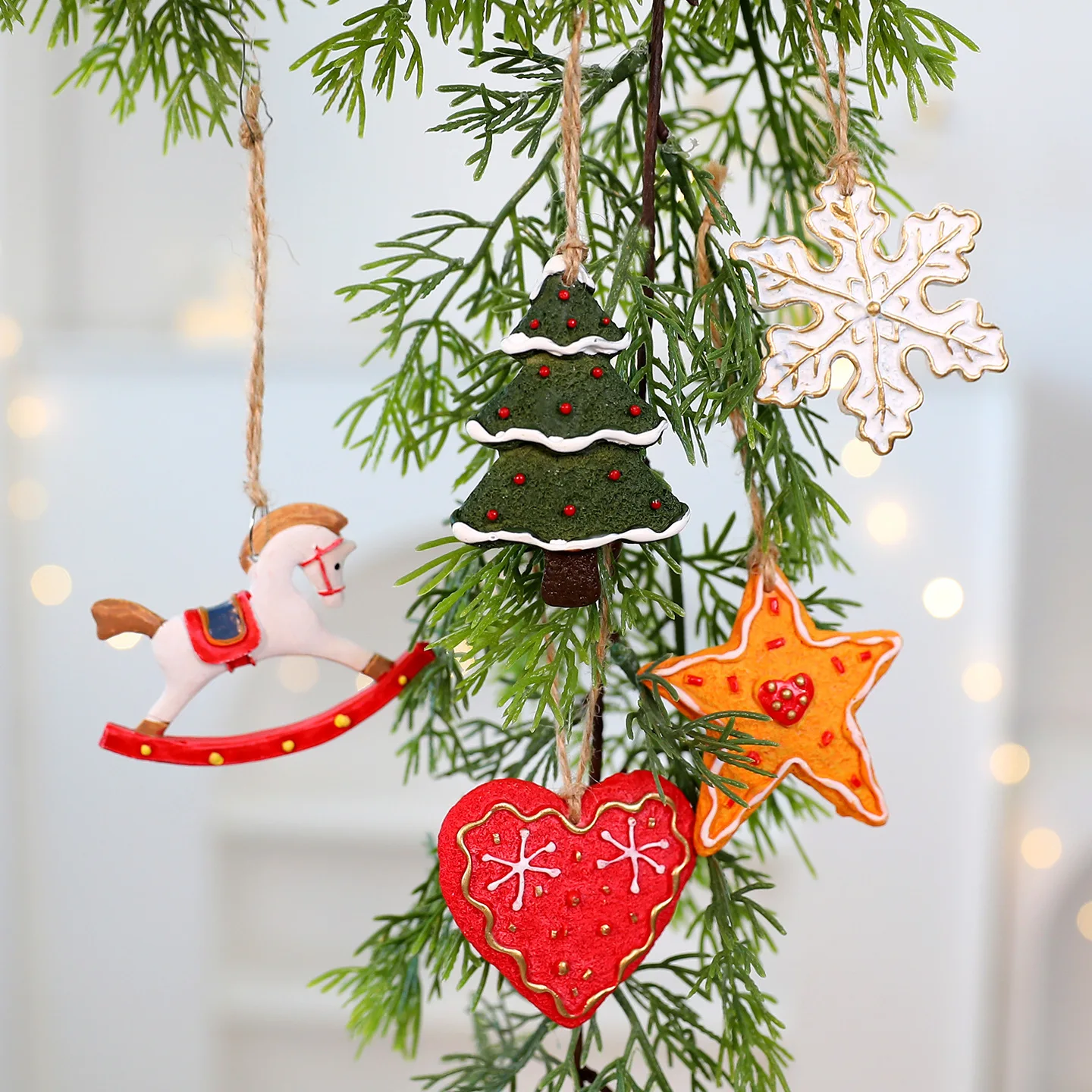 2026 Xmas Tree Pendant Cartoon Painted Santa Claus Elk Bear Christmas Stocking Resin Pendant Christmas Party Decorations 1pc