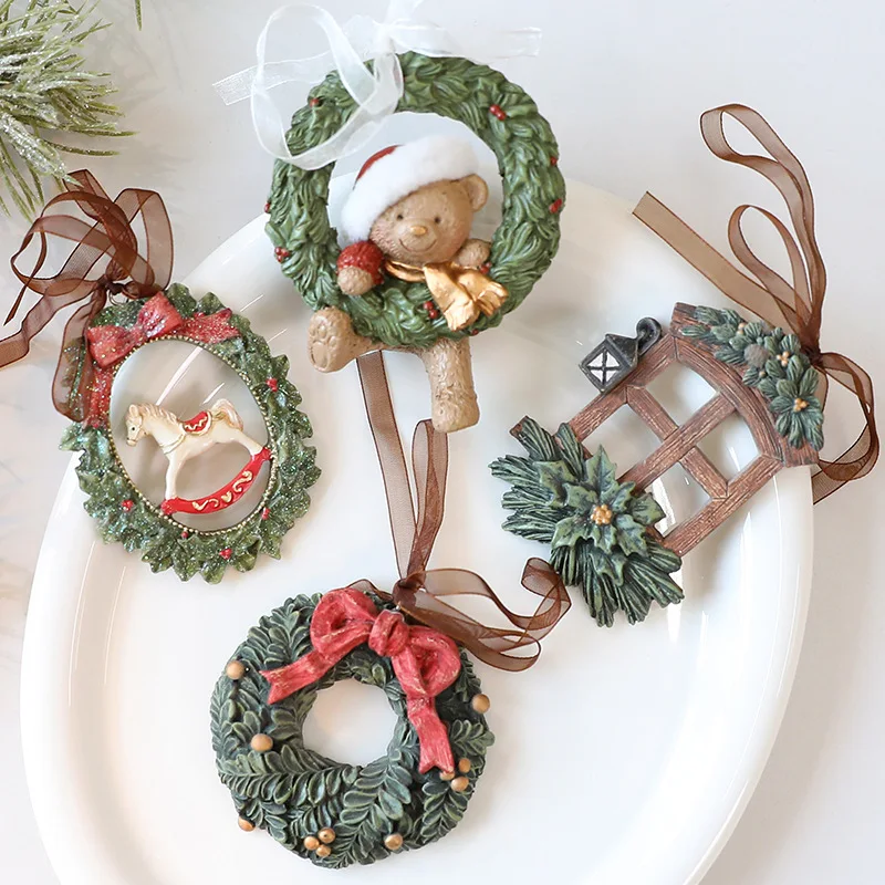 2026 Xmas Tree Pendant Cartoon Painted Santa Claus Elk Bear Christmas Stocking Resin Pendant Christmas Party Decorations 1pc