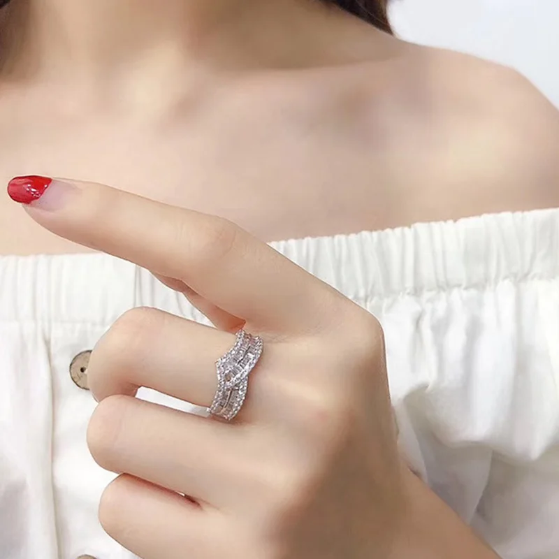 Huitan Fashion Wave Design Cubic Zirconia Rings for Women New Arrival Luxury Wedding Accessory Silver Color High-quality Jewelry