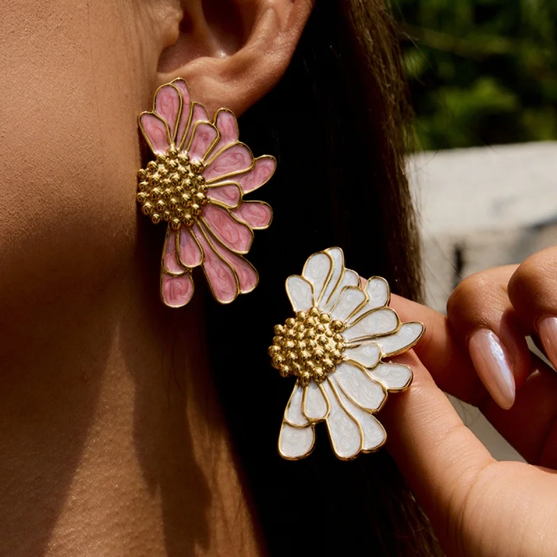 White Pink Color Metal Petal Stud Earrings for Women Personality Fashion Flower Earrings pendientes mujer