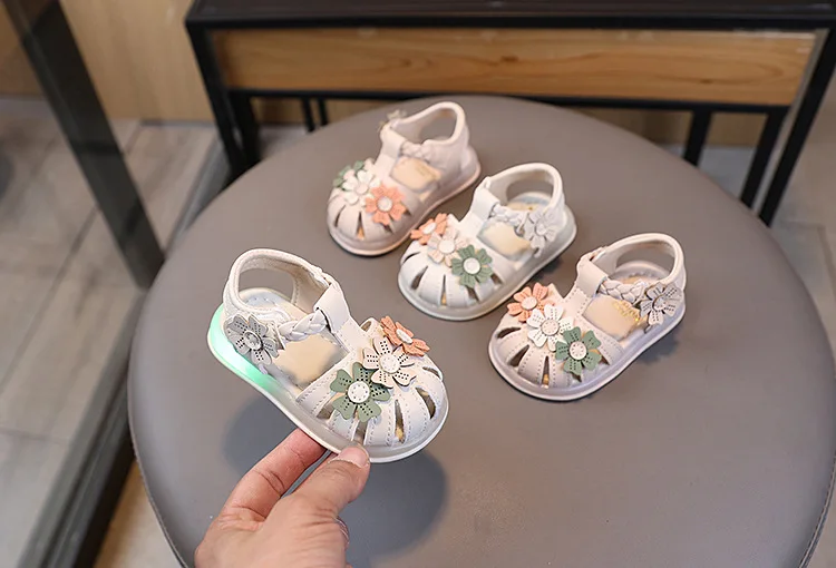 Summer Sandals New Fashion LED Light Kid Shoes Simple Versatile Retro Girl Shoe Princess Flower Lightweight Elegant Kid Sandals